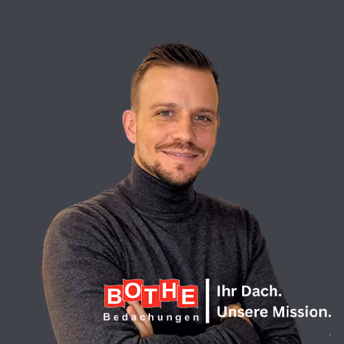 Der Geschäftsführer von Bothe Bedachungen, Niklas Bothe, und sein Logo. 