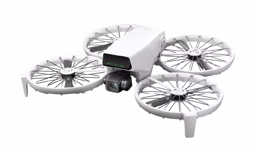 Weiße Drohne mit vier propellergeschützten Rotoren und eingebauter Kamera auf weißem Hintergrund.