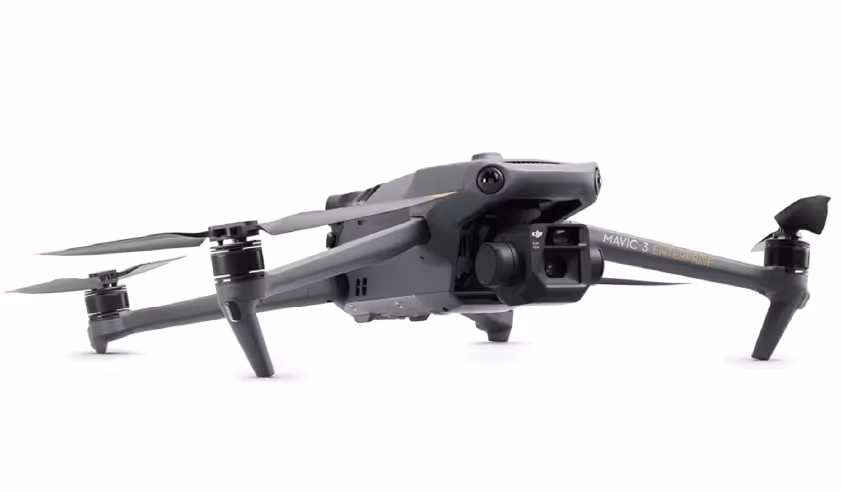 Drohne DJI Mavic 3 Enterprise flach auf weißem Hintergrund mit sichtbaren Propellern und Kamera.