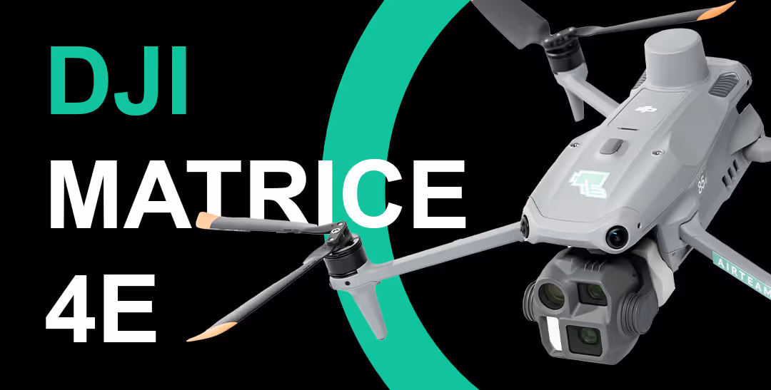 Graue DJI Matrice 4E Drohne mit schwarzen Propellern und Kamera, auf schwarzem Hintergrund mit grünem halbkreisförmigem Akzent.