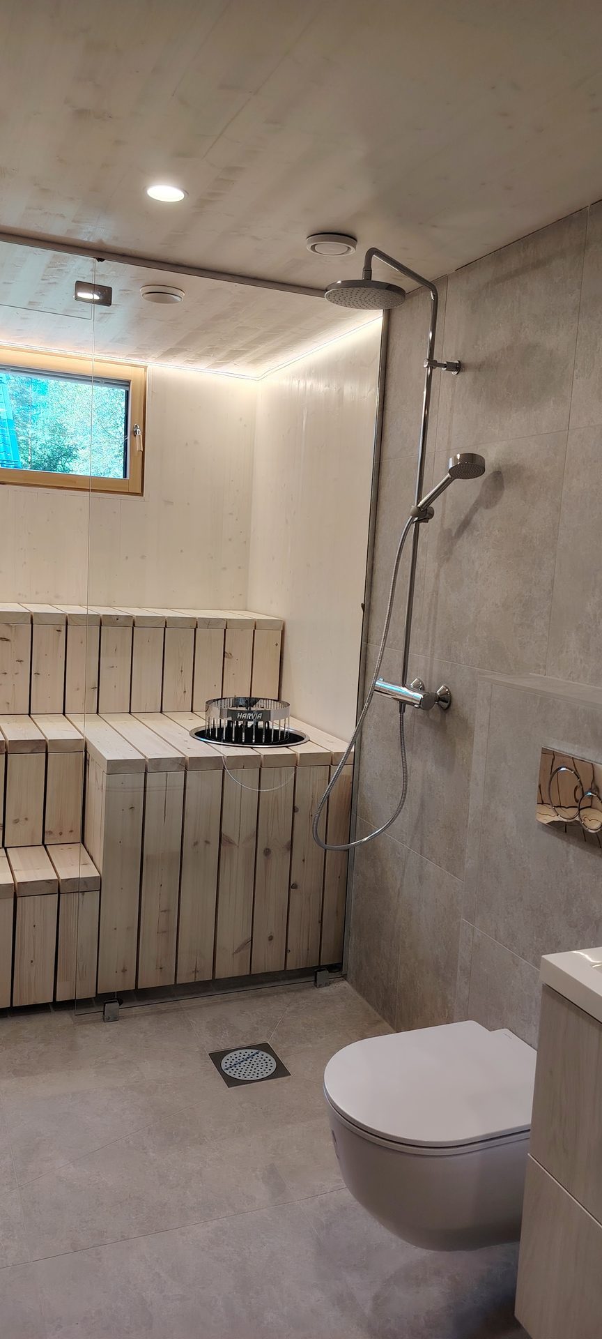 Kylpyhuone ja sauna, puiset lauteet
