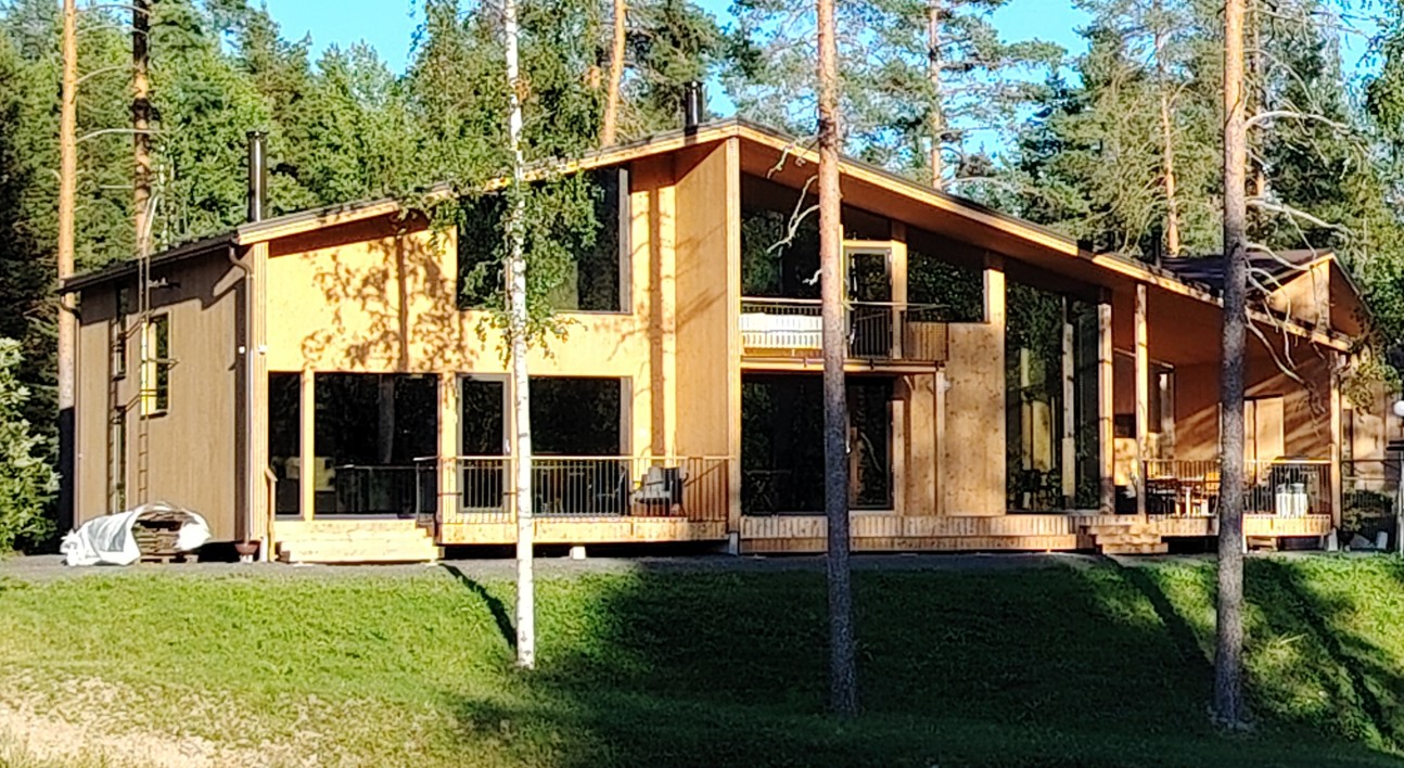 CLT-runkoa pystytetään