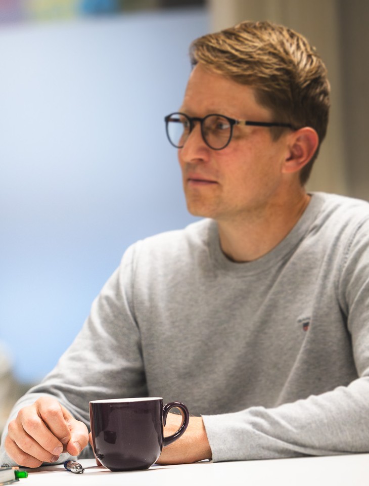 Jorma Katainen, CLUTO Oy, kuuntelee asiakasta palaverissa