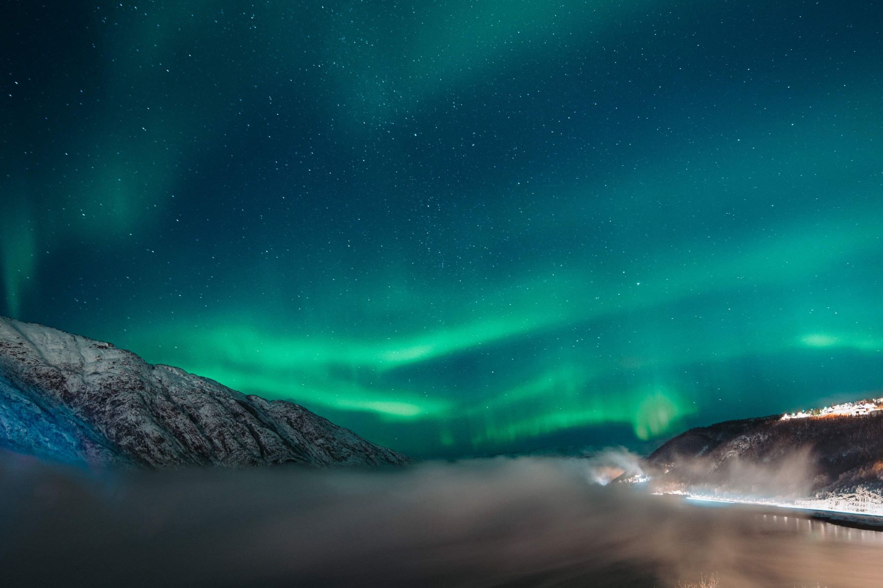 nordlys over fjellene