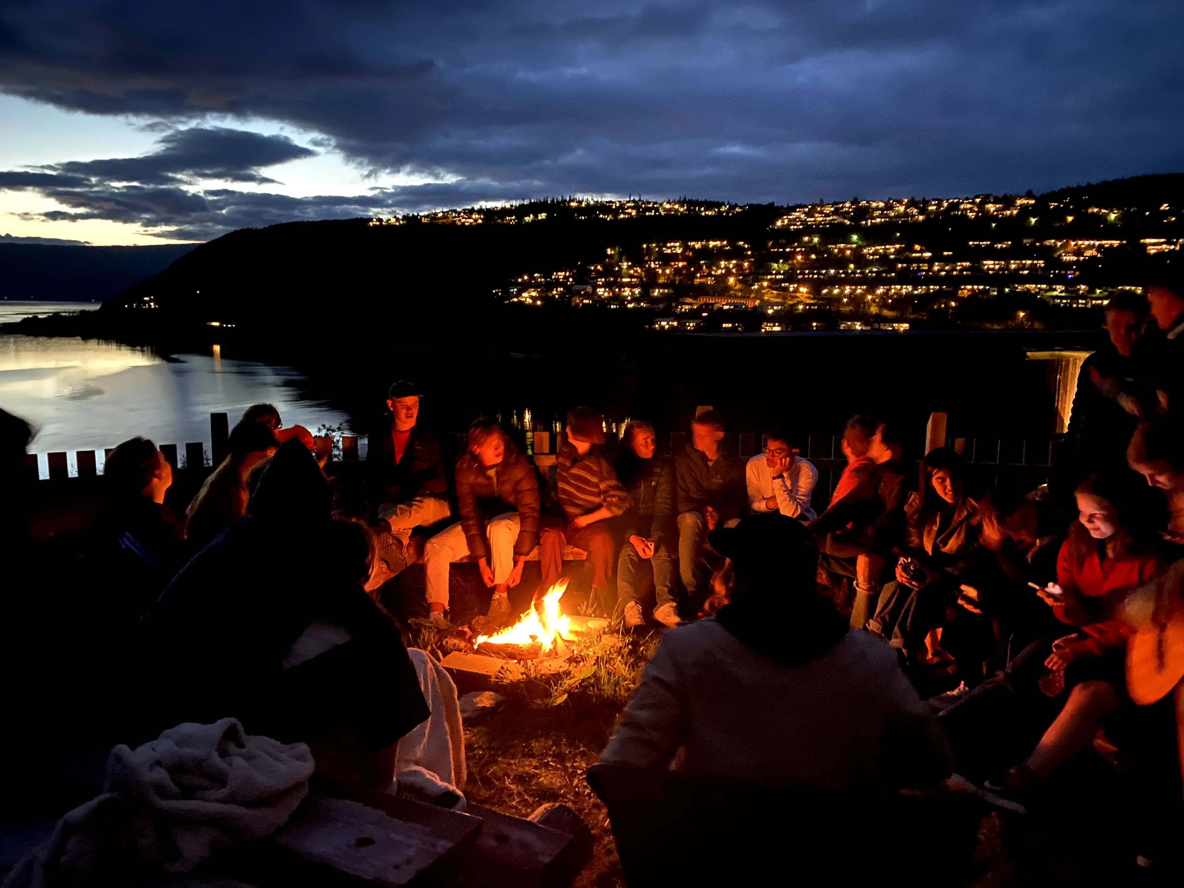 vefsn elever sitter rundt bålet
