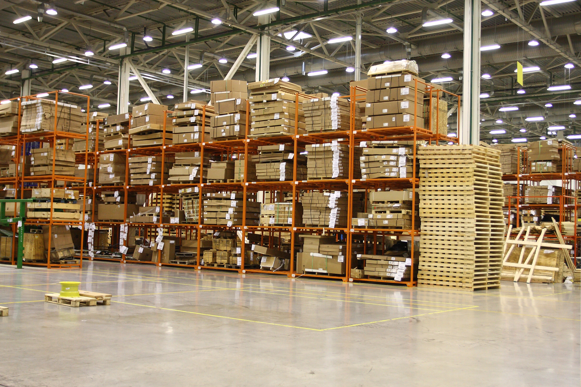 Cross-Docking vs. Warehousing: Which Fits Your Freight Strategy? — Lake Park Logistics 3PL blog