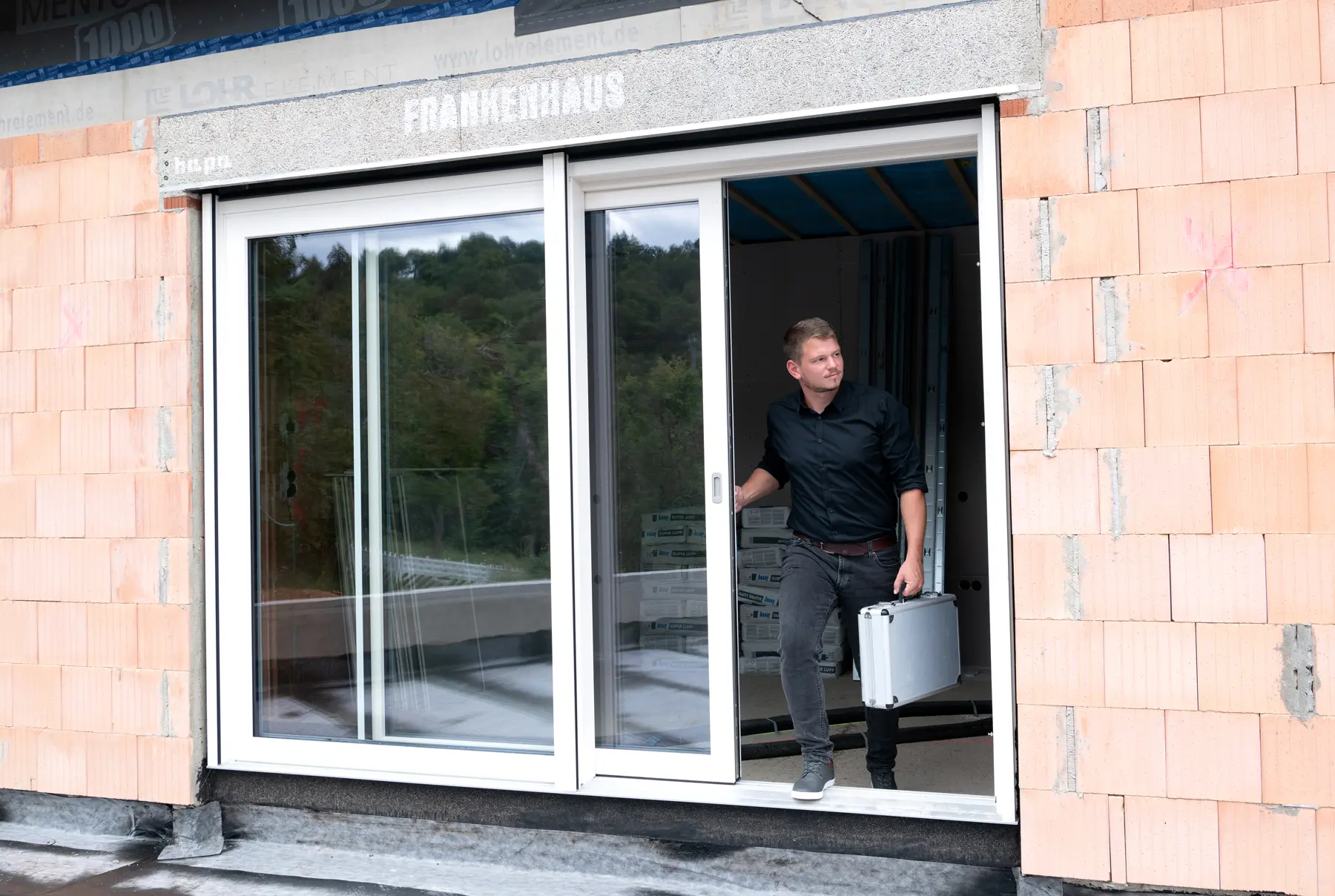 Bauphase eines Frankenhauses und ein Frankenhaus Mitarbeiter