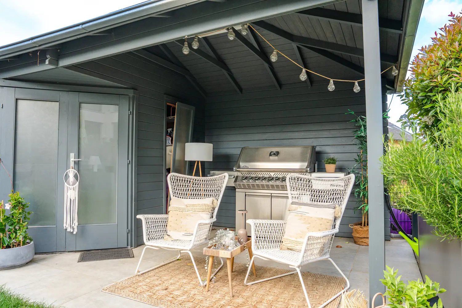 Garten und Grill eines Frankenhauses