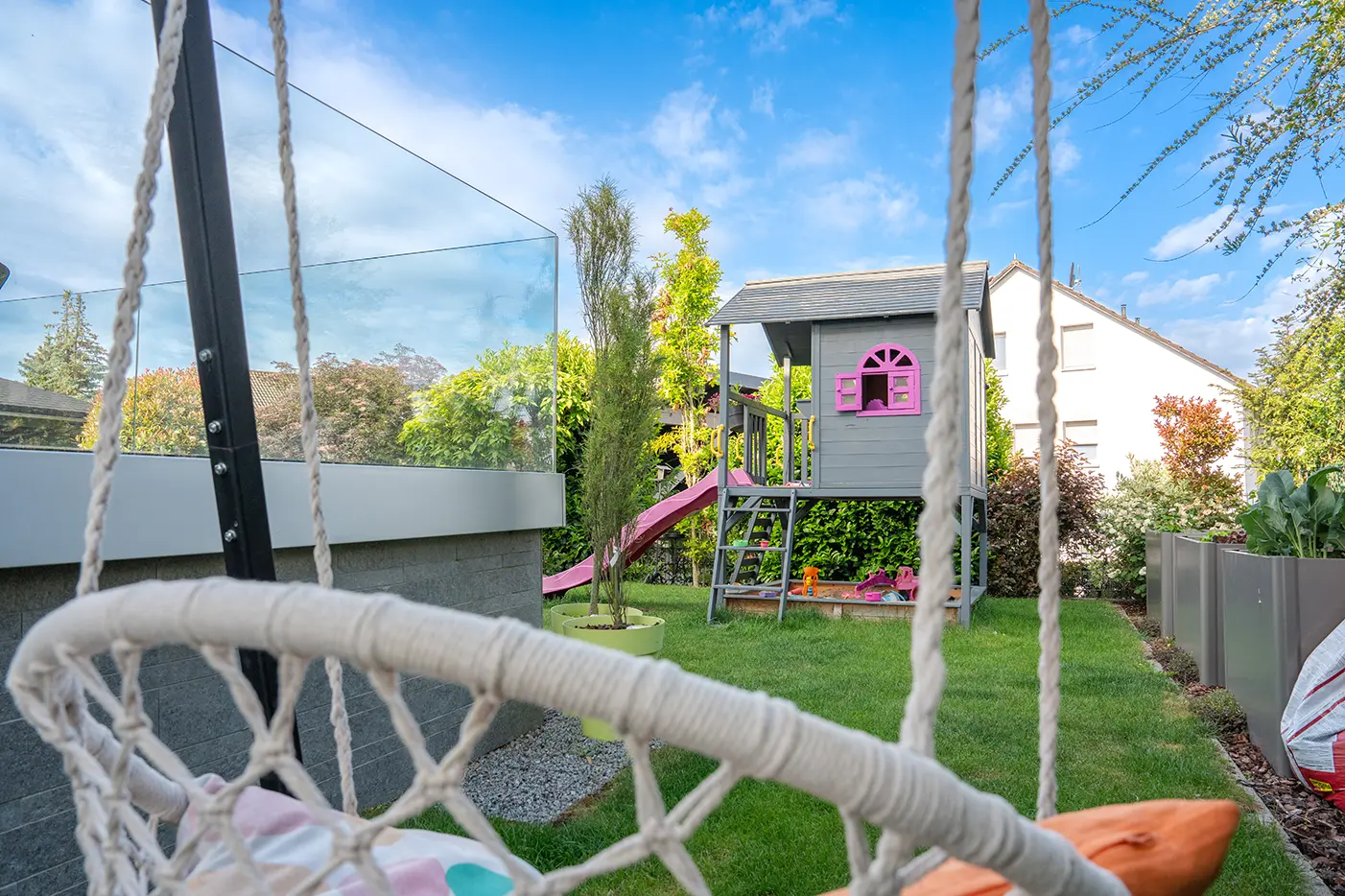 Garten und Schaukel eines Frankenhauses