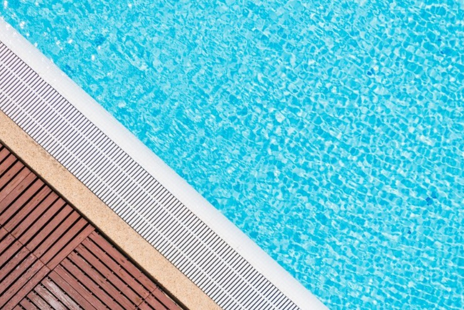 Why Won't My Pool Skimmer Capture Debris Effectively?