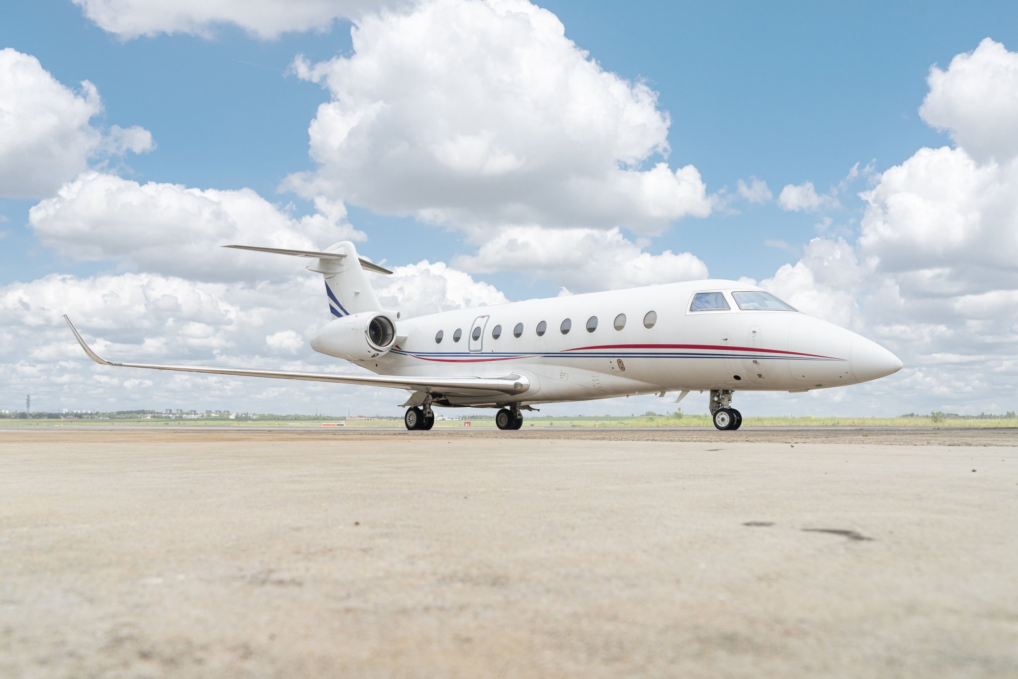 2019 Gulfstream G280 SN 2186 exterior, front left three-quarter view