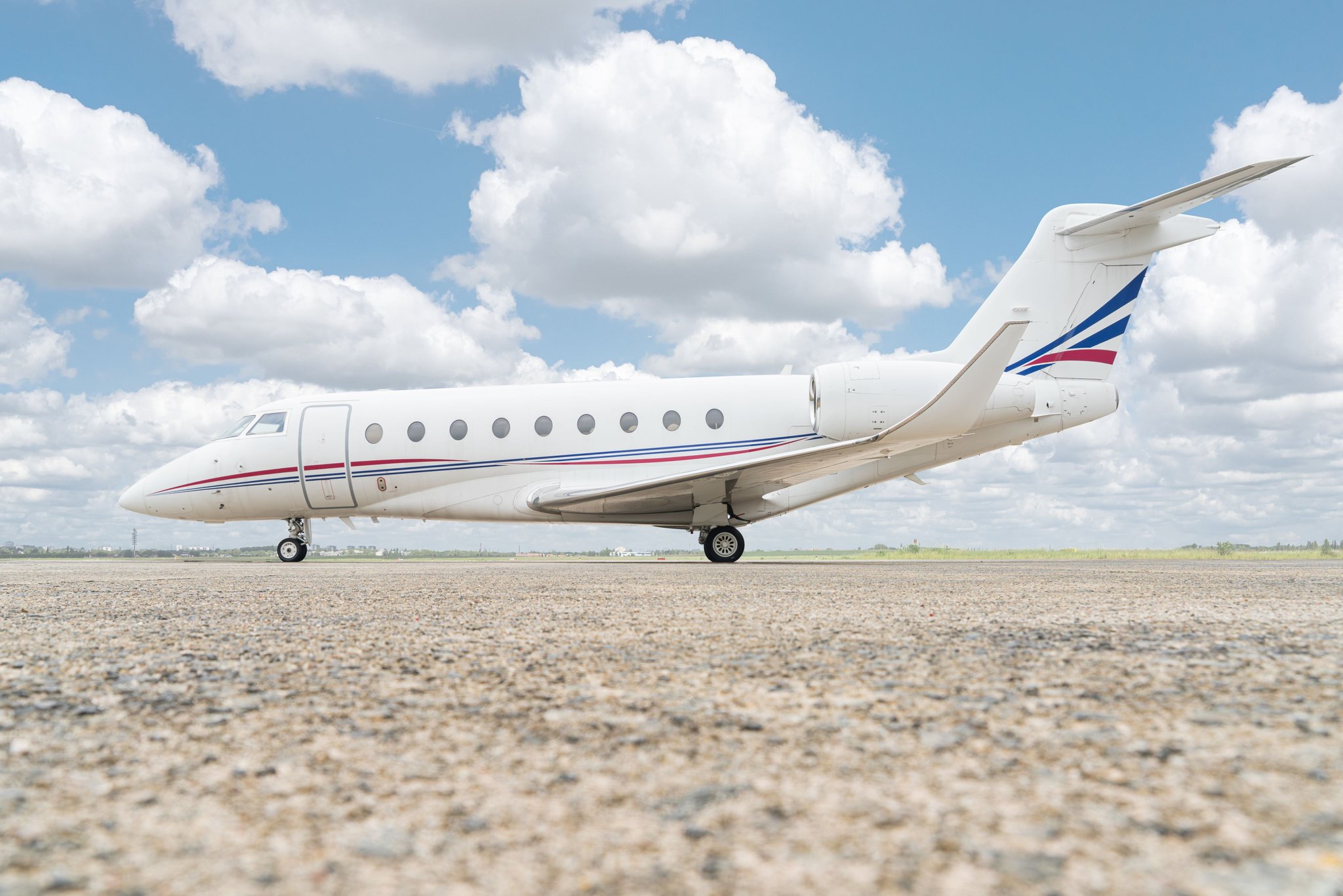 2019 Gulfstream G280 SN 2186 exterior, right side profile
