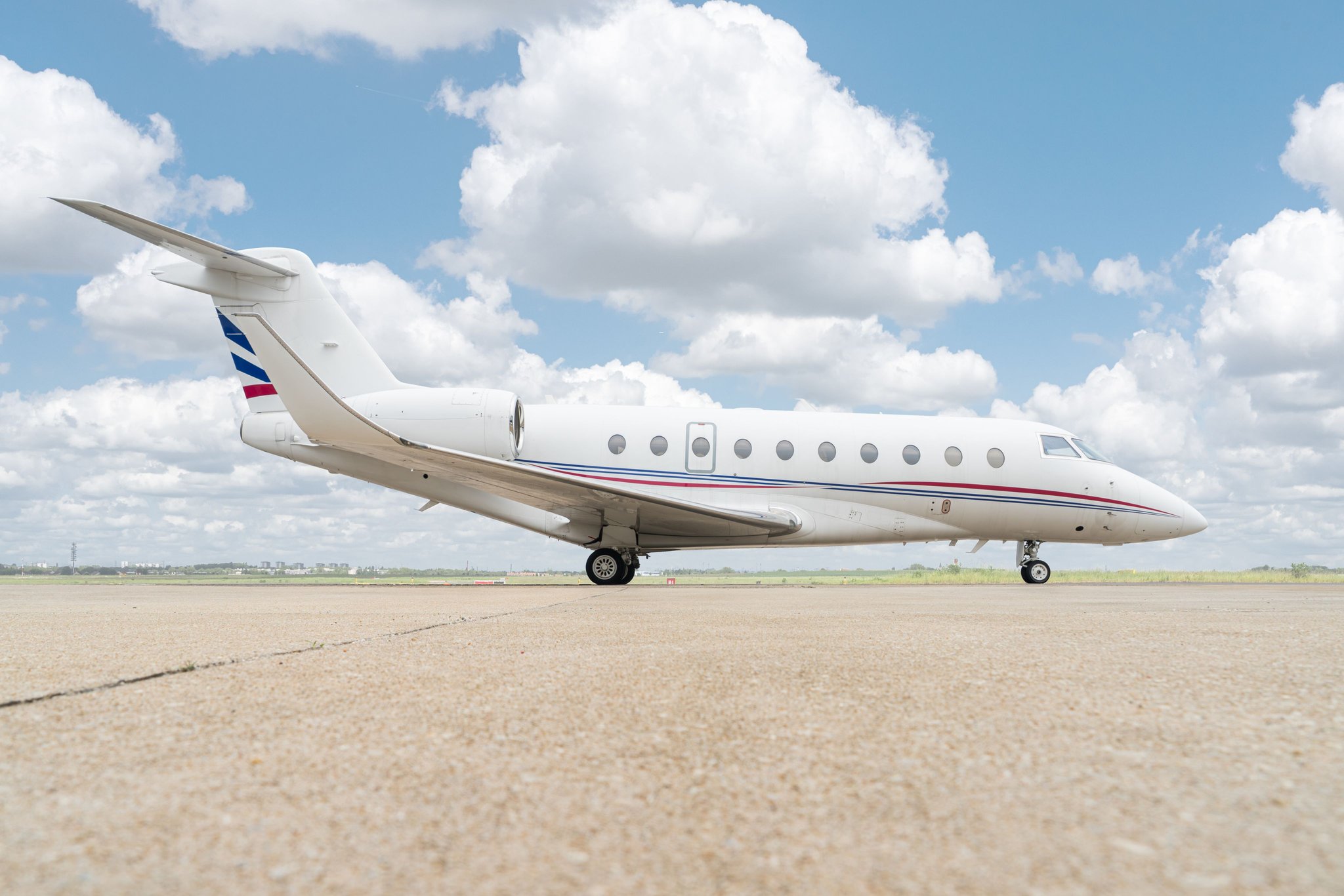 2019 Gulfstream G280 SN 2186 exterior, left side profile