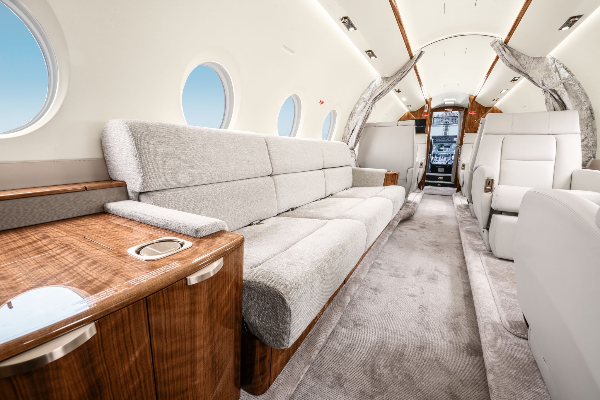 2019 Gulfstream G280 SN 2186 cabin, divan and side ledge