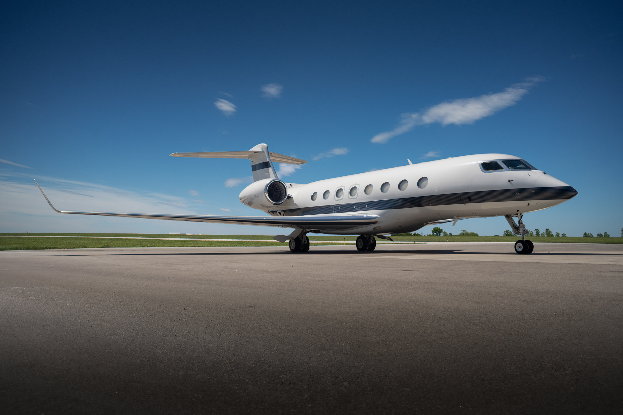 2015 Gulfstream G650ER SN 6098 exterior, front left three-quarter view