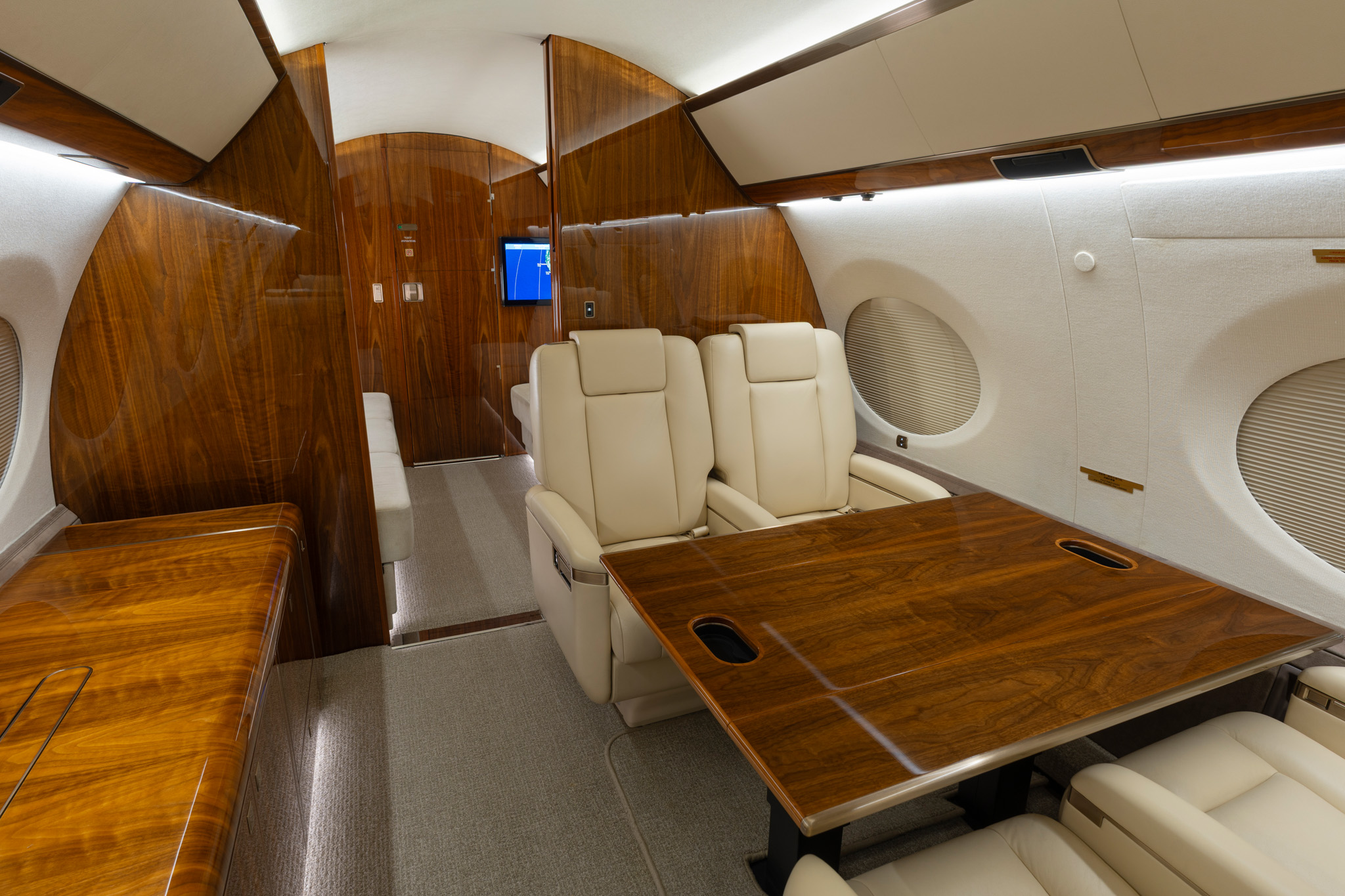 2015 Gulfstream G650ER SN 6098 conference table