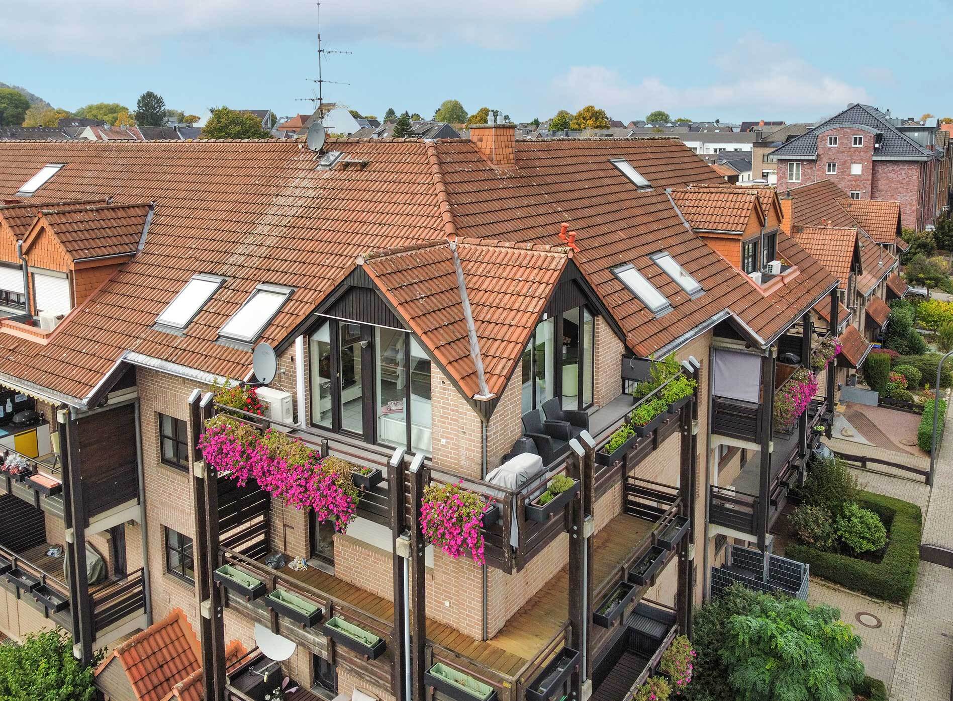 Baesweiler | Stilvolle Maisonettewohnung mit sonnigem Balkon, Dachstudio und Garage