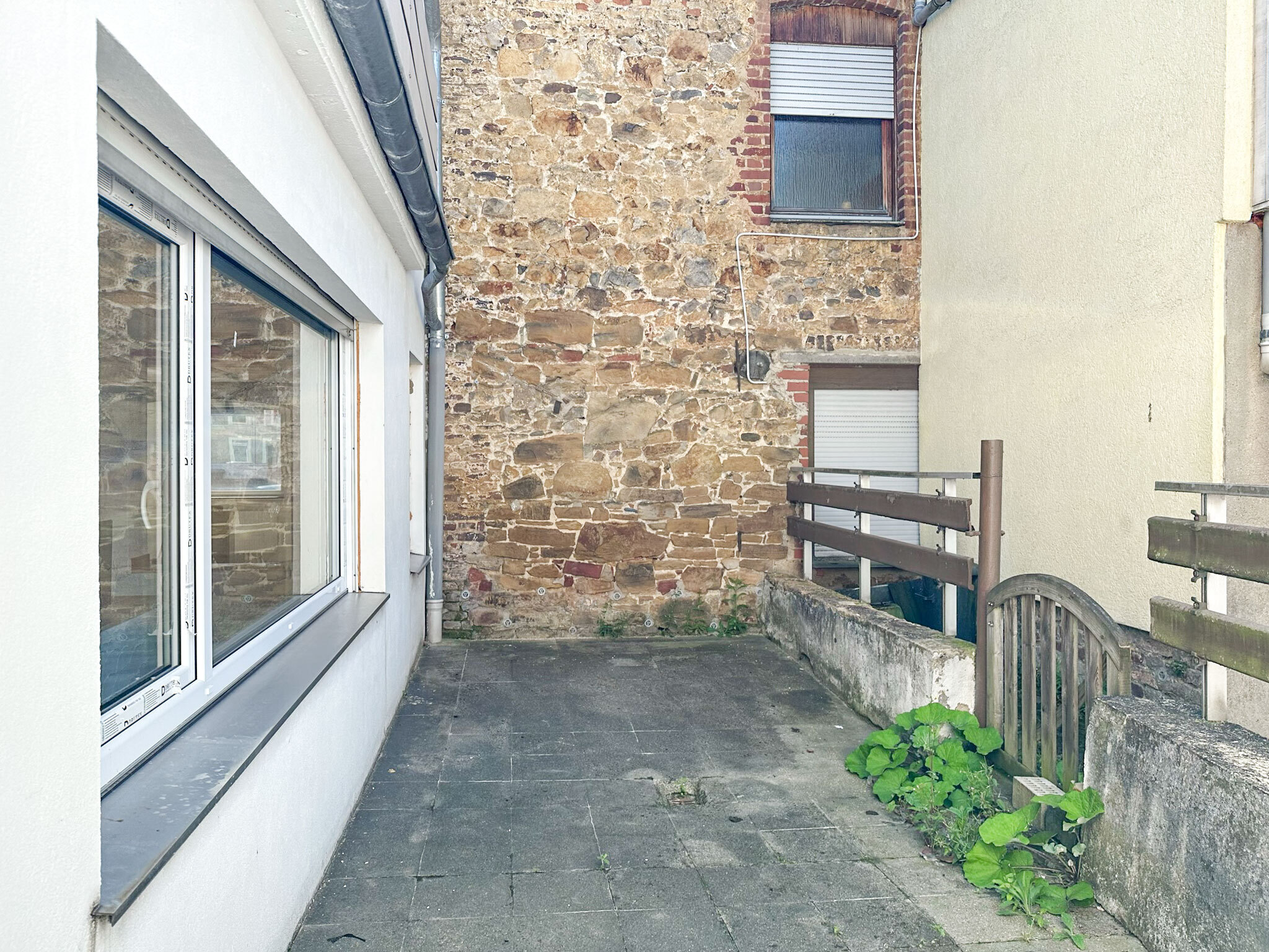 kleine Terrasse seitlich