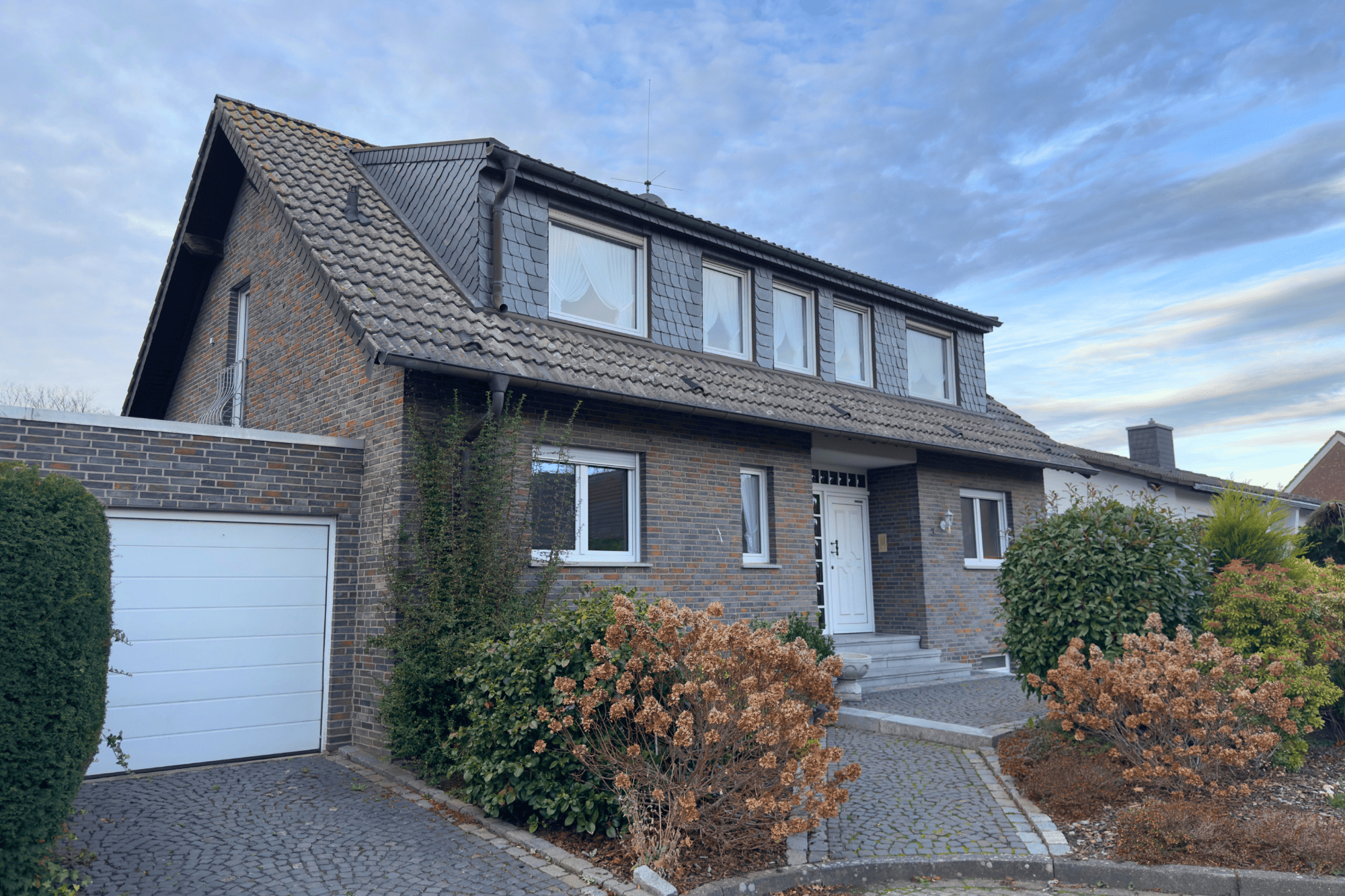 Baesweiler-Setterich | Freistehendes Einfamilienhaus mit viel Platz!