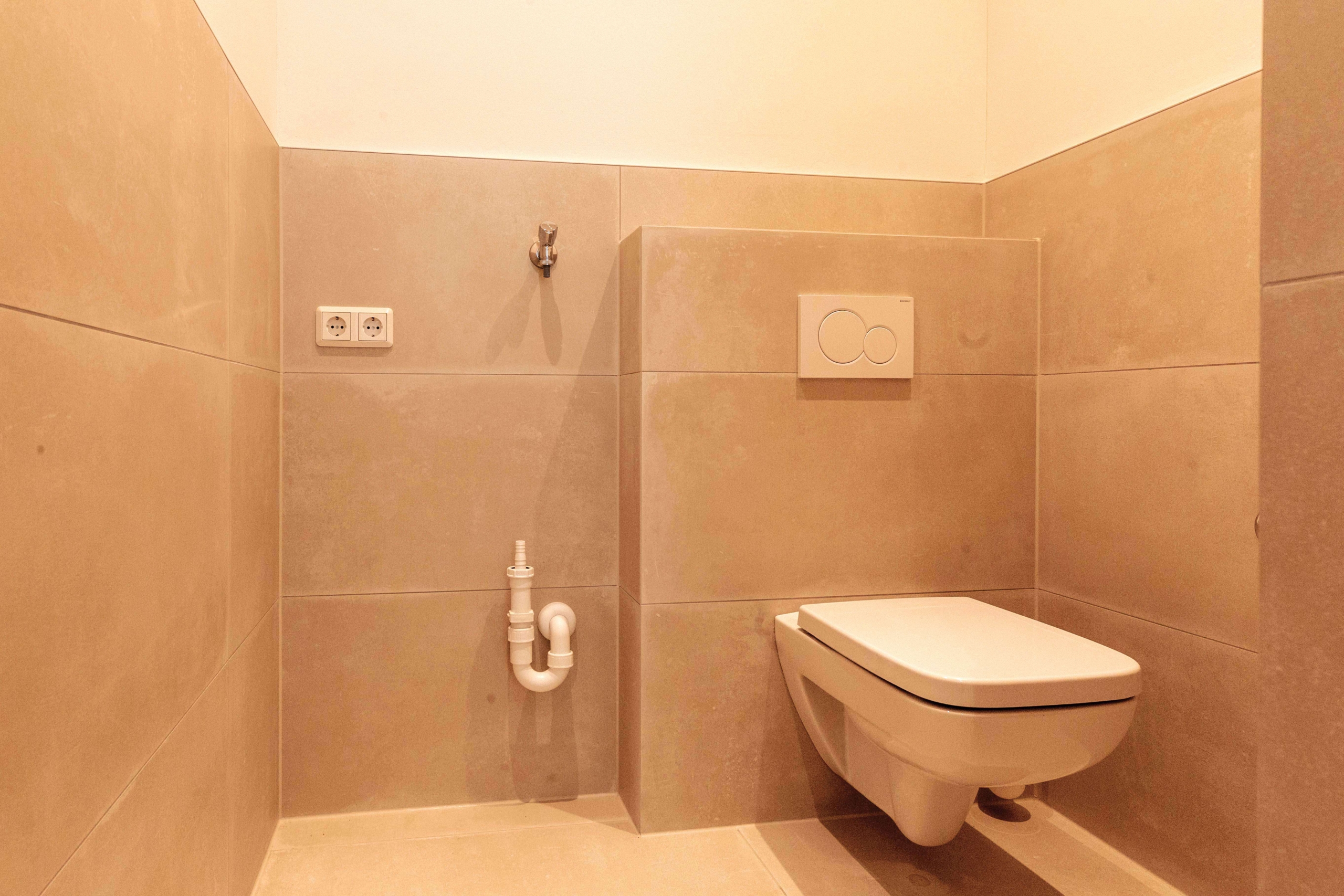 1. Bad mit Dusche und WC