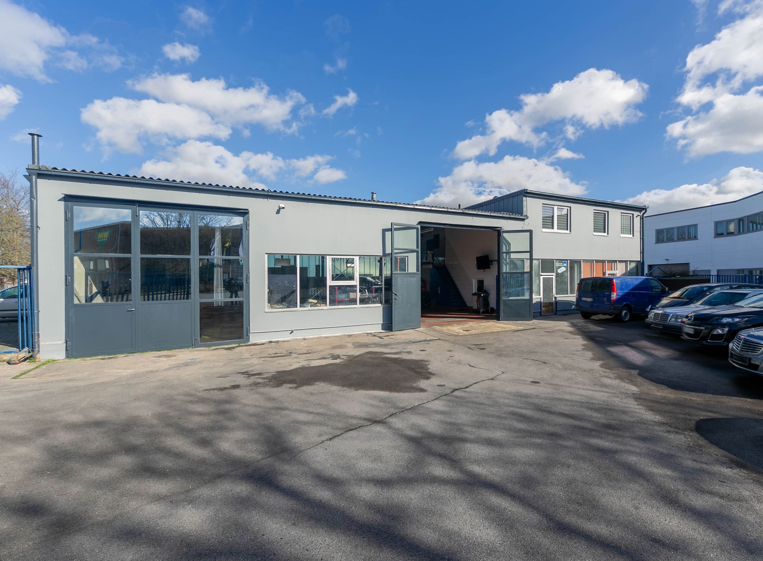 Aachen | Moderne KFZ-Werkstatt mit Hebebühnen und Stellplätzen zu vermieten!