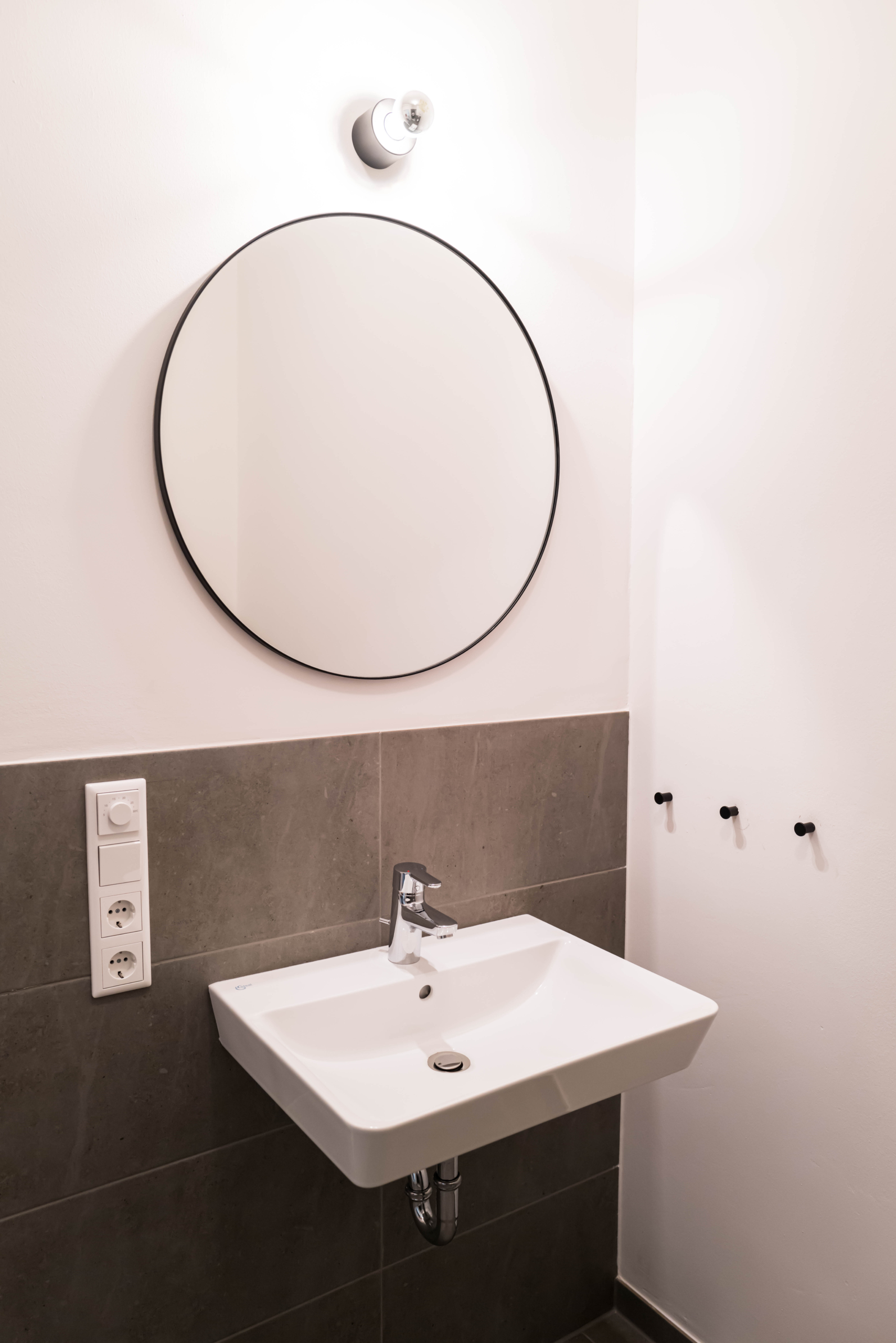 Waschtisch mit Spiegel