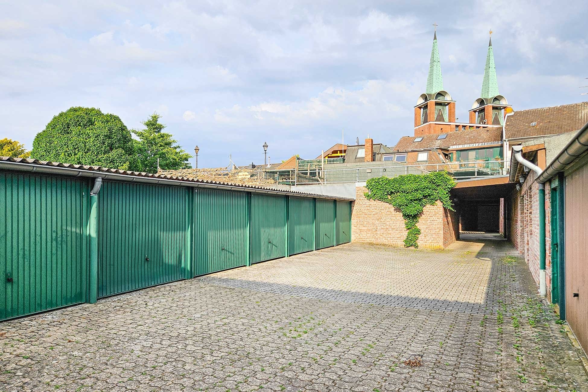 Durchfahrt und Garagenhof