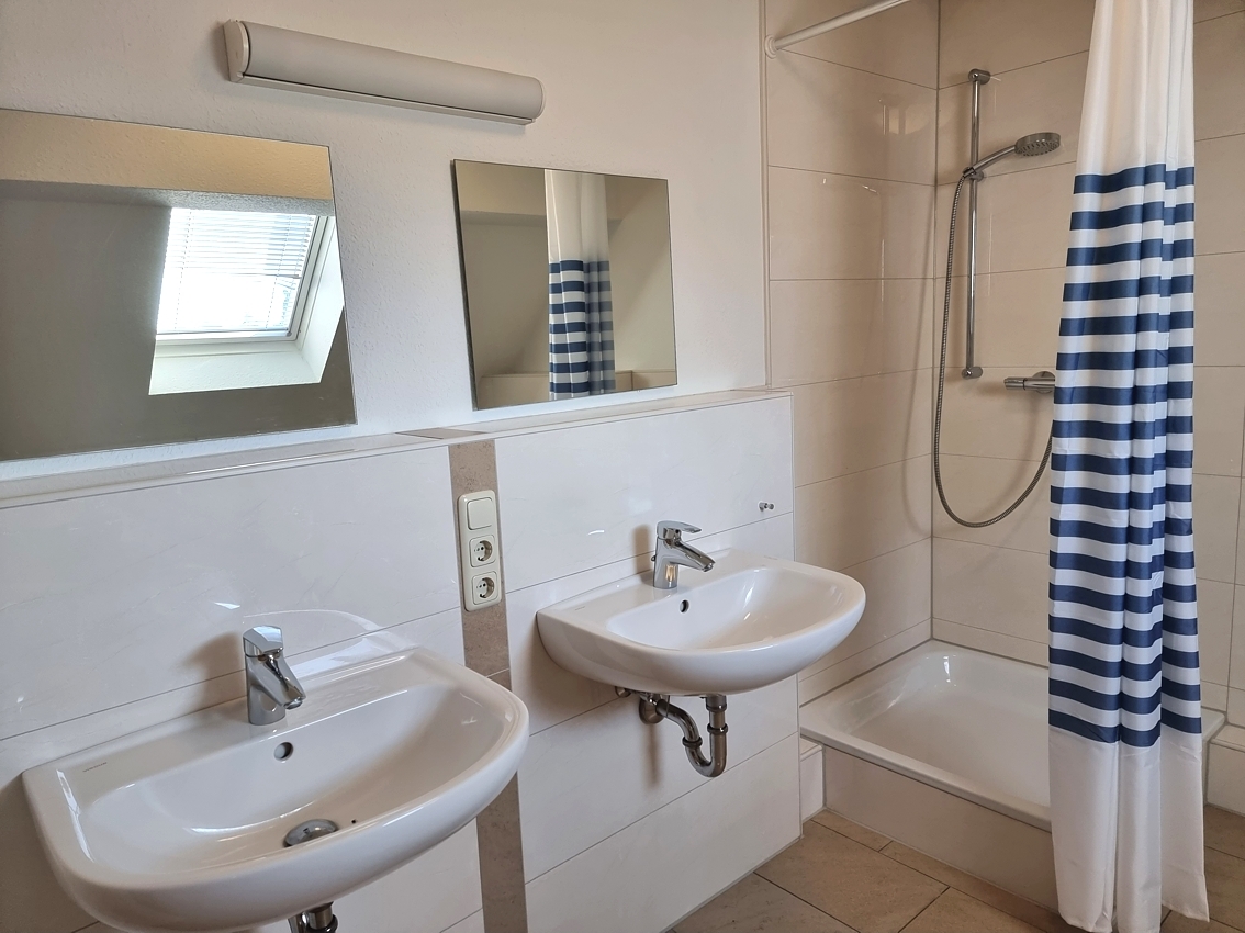 Bad mit Dusche und Wanne