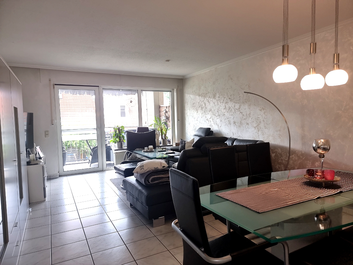 Wohnzimmer mit Balkonausgang