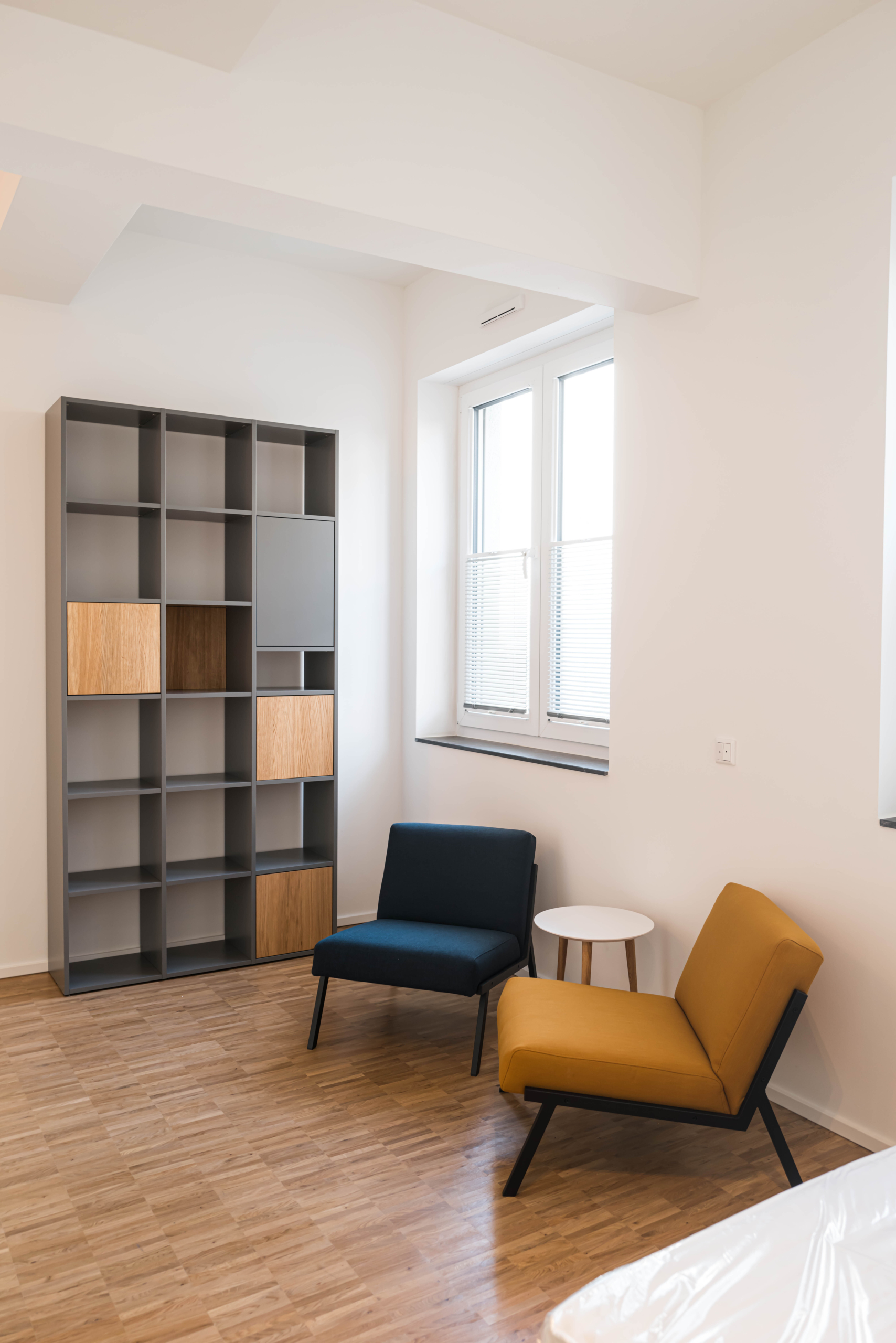 Regalwand mit Sitzbereich