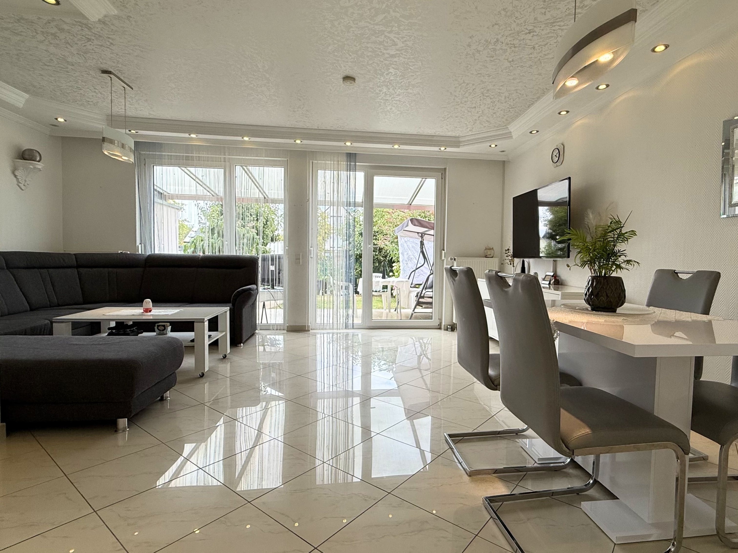 Wohnzimmer und Esszimmer