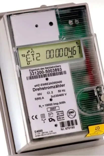 Digitaler Smart-Meter-Stromzähler mit Display und kWh-Anzeige.