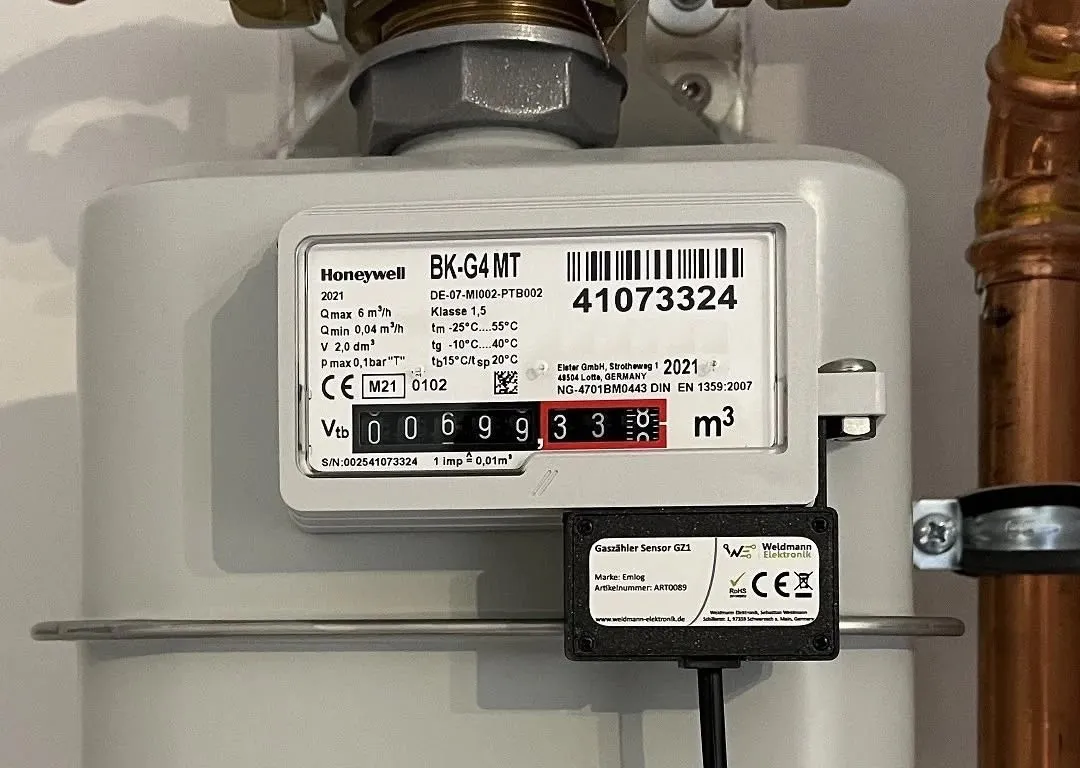 Gaszähler BK-G4 mit ablesbarem Zählerstand in m³ und angeschlossenem Sensorsystem.