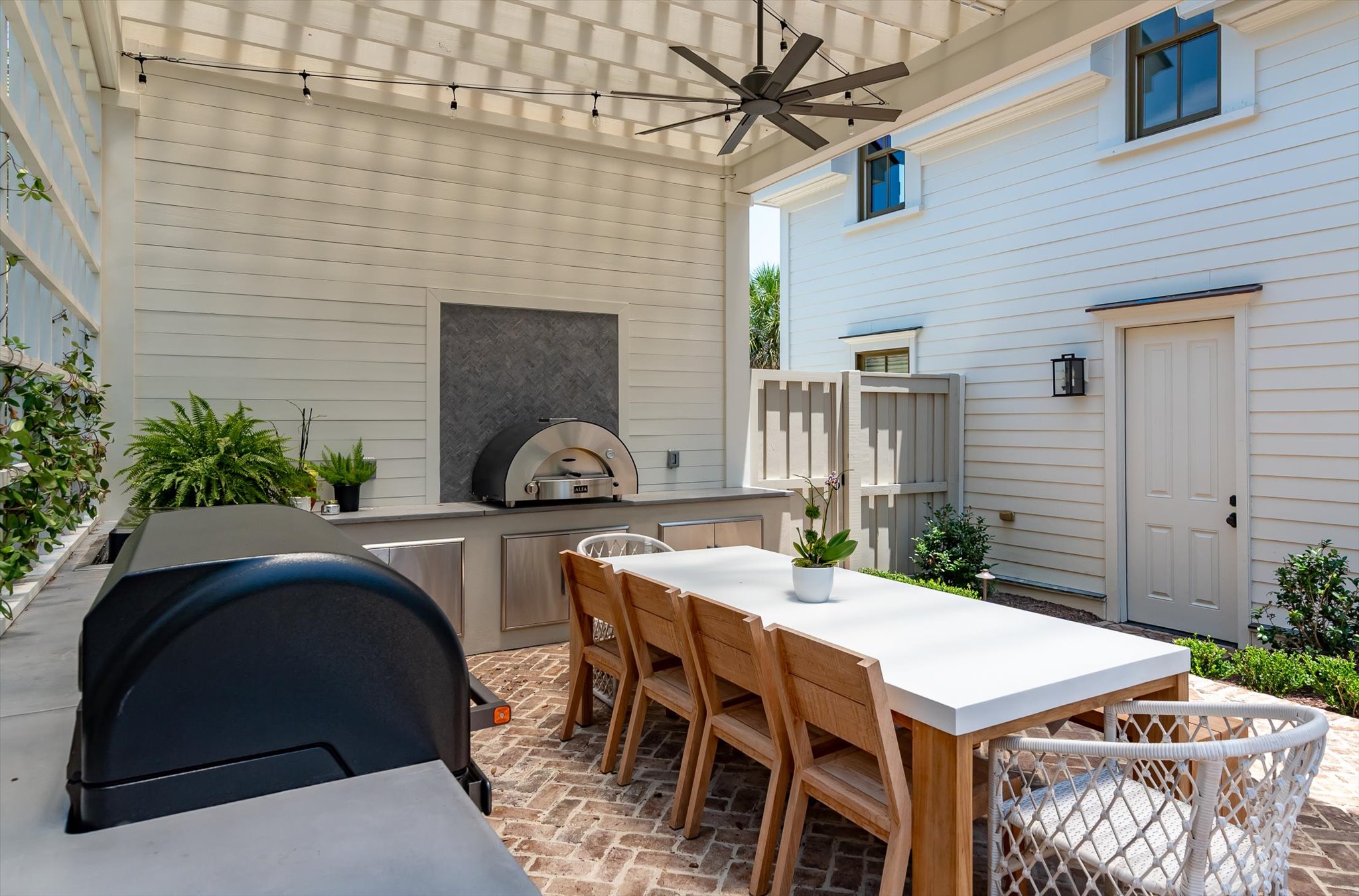 outdoor dining area and custom retreat in Charleston, SC - BuiltByR3