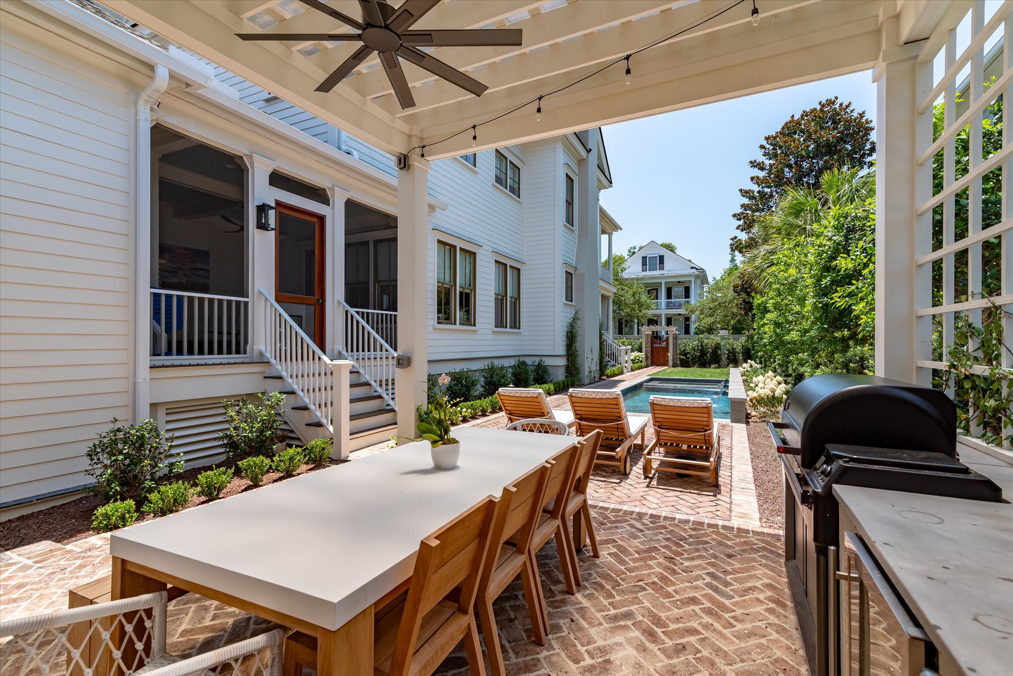 outdoor living entertaining area in Charleston, SC - BuiltByR3