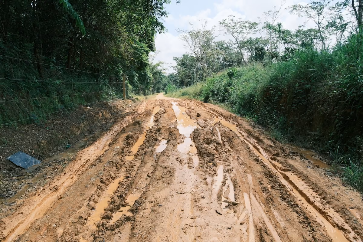 4x4 cruzando una zona embarrada