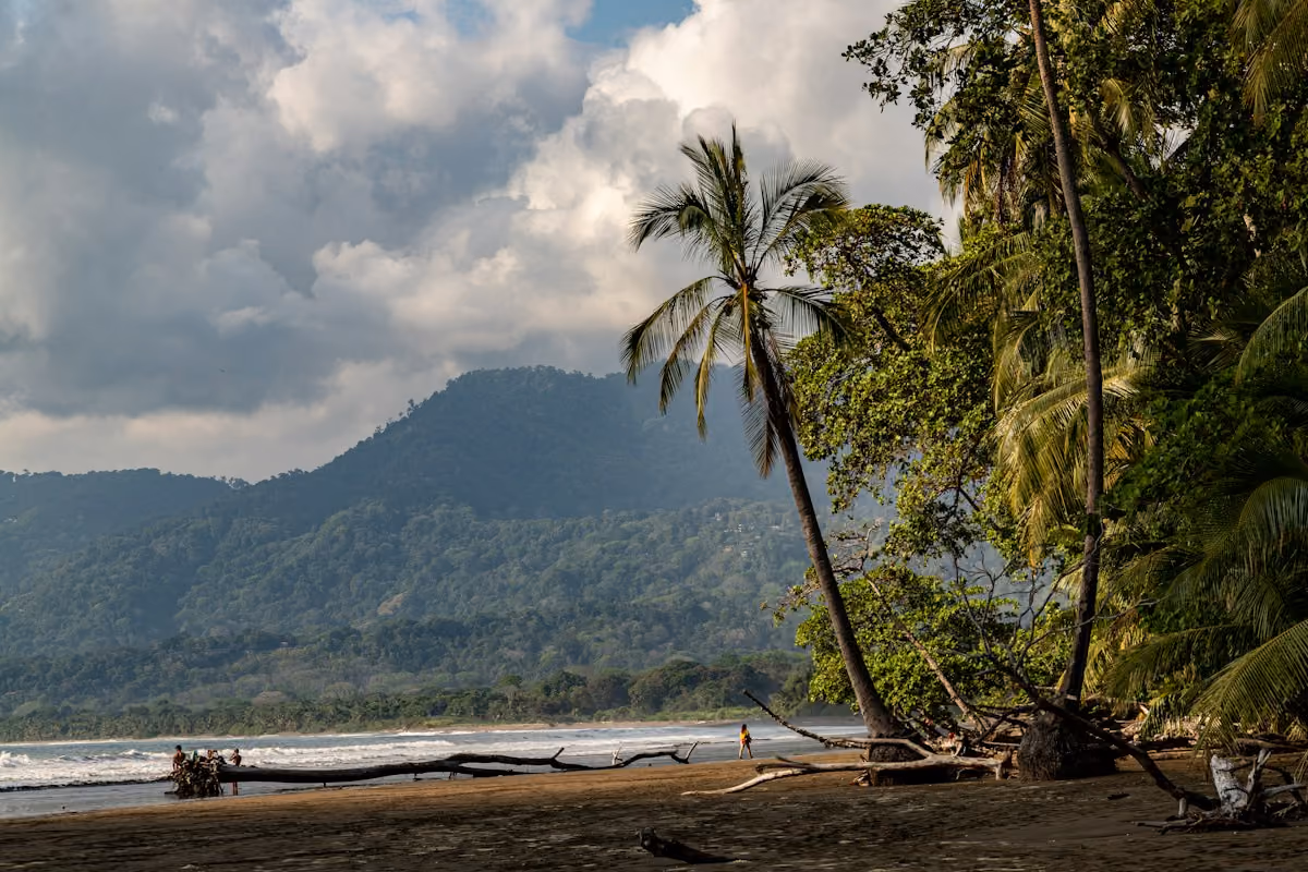 Costa y camino cerca de una playa en Guanacaste