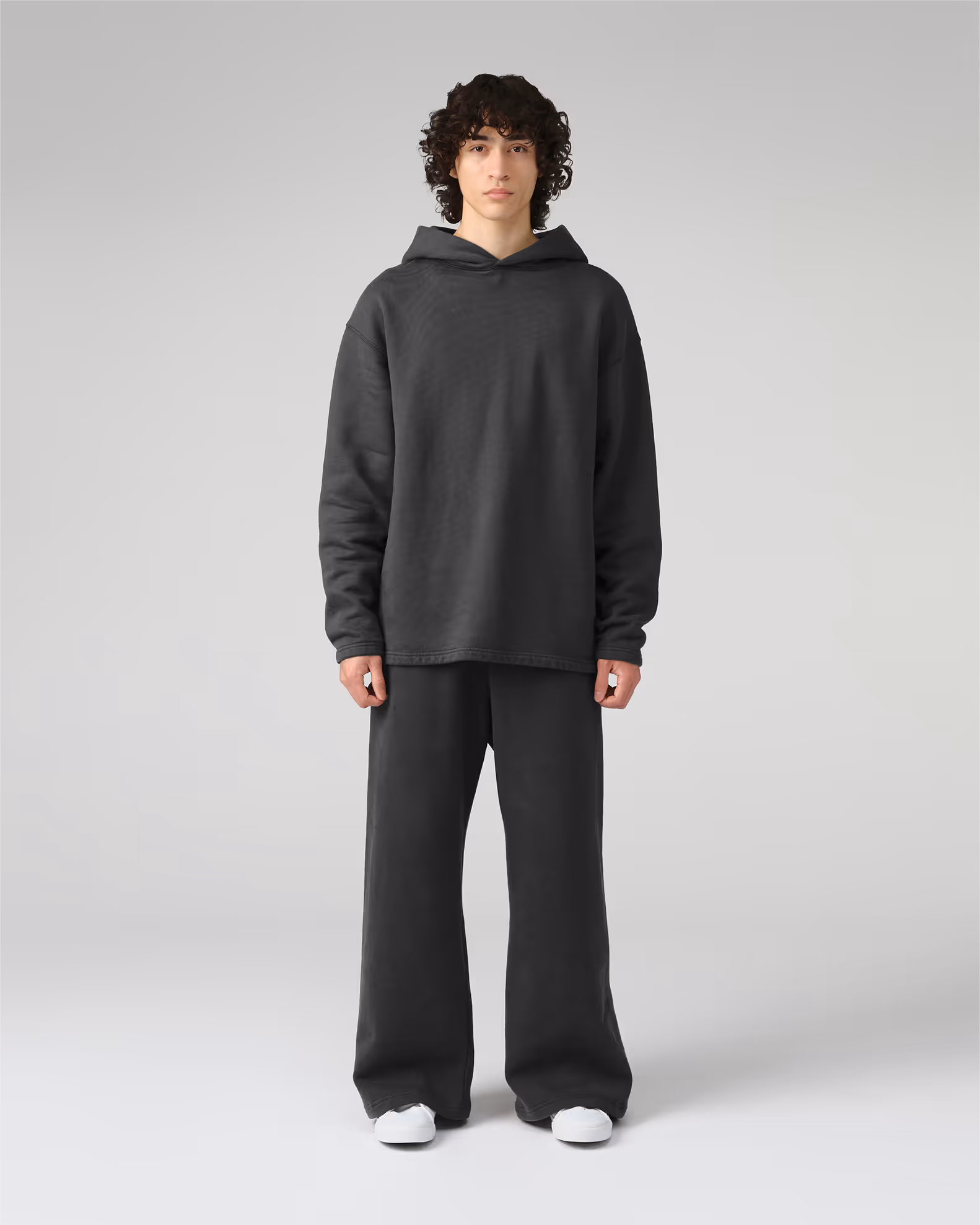 A boundary-pushing silhouette free from traditional waistband and cuffs for an avant-garde drape. Crafted from our heavyweight organic cotton brushed fleece with an enzyme finish for exceptional hand feel. 