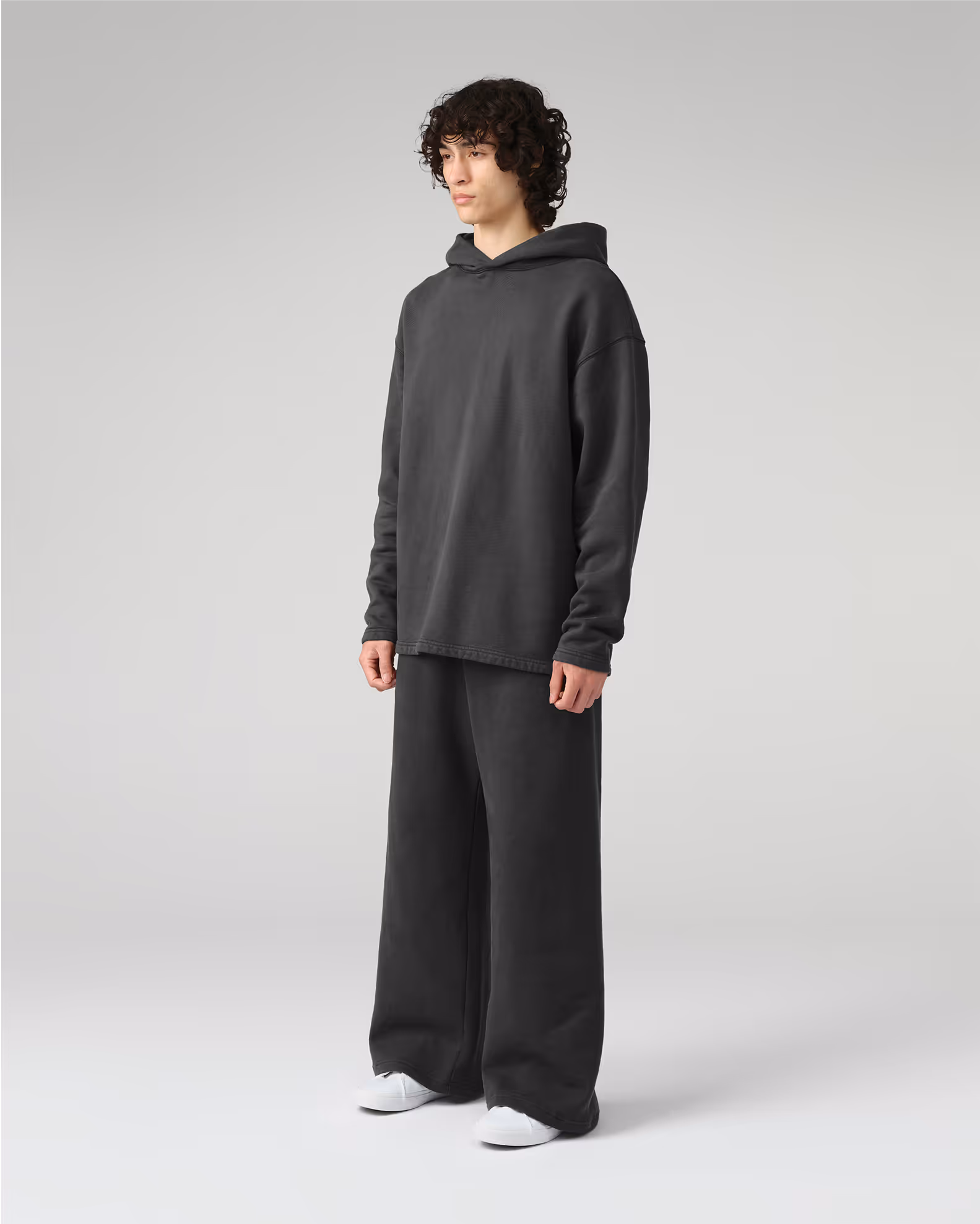 A boundary-pushing silhouette free from traditional waistband and cuffs for an avant-garde drape. Crafted from our heavyweight organic cotton brushed fleece with an enzyme finish for exceptional hand feel. 