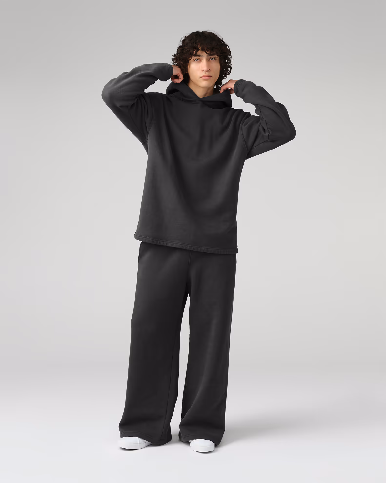 A boundary-pushing silhouette free from traditional waistband and cuffs for an avant-garde drape. Crafted from our heavyweight organic cotton brushed fleece with an enzyme finish for exceptional hand feel. 
