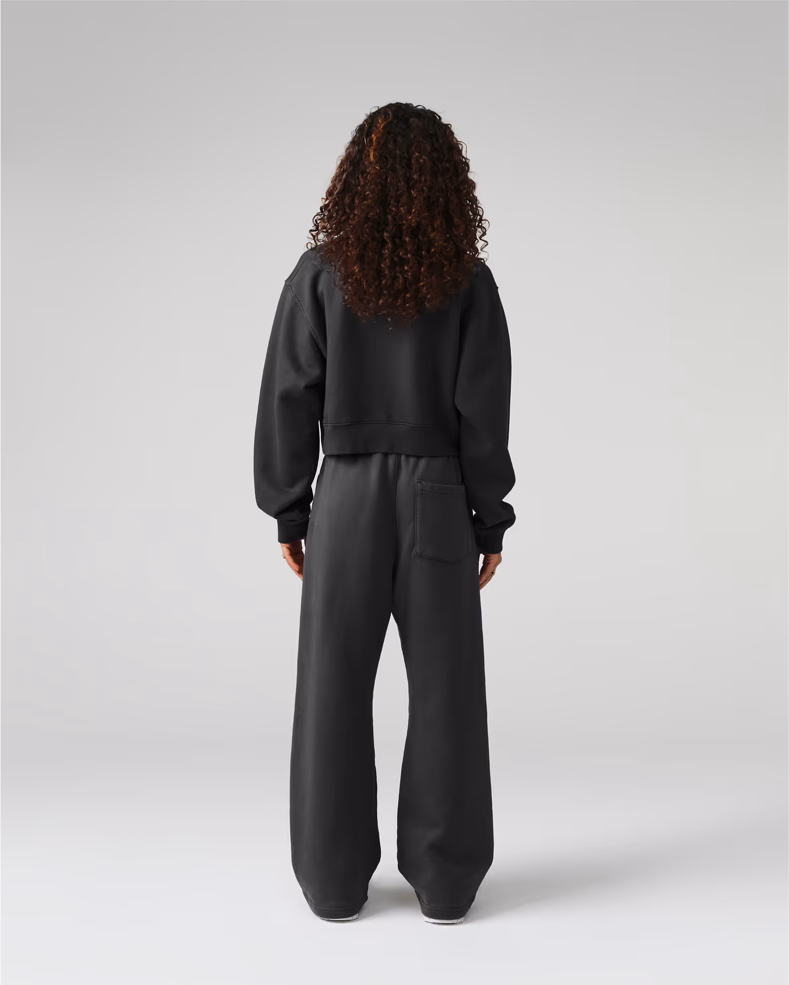 A modern interpretation of our classic crewneck with a modern cropped length for versatile styling. Crafted from our heavyweight organic cotton brushed fleece with an enzyme finish for unrivaled softness.