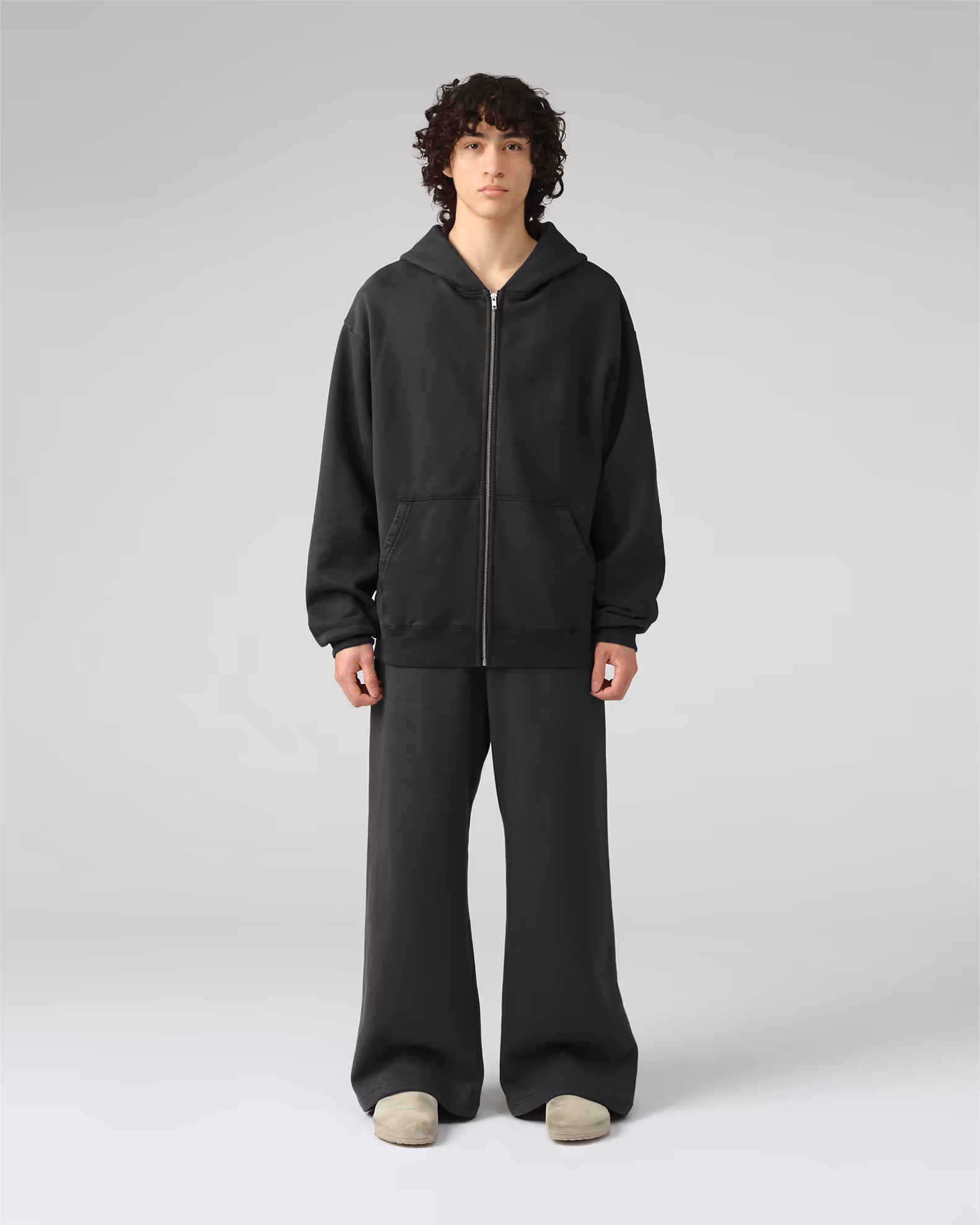 The essential zip-up reimagined with both practicality and style through a full-length zipper and kangaroo pocket. Crafted from our heavyweight organic cotton brushed fleece with an enzyme finish.