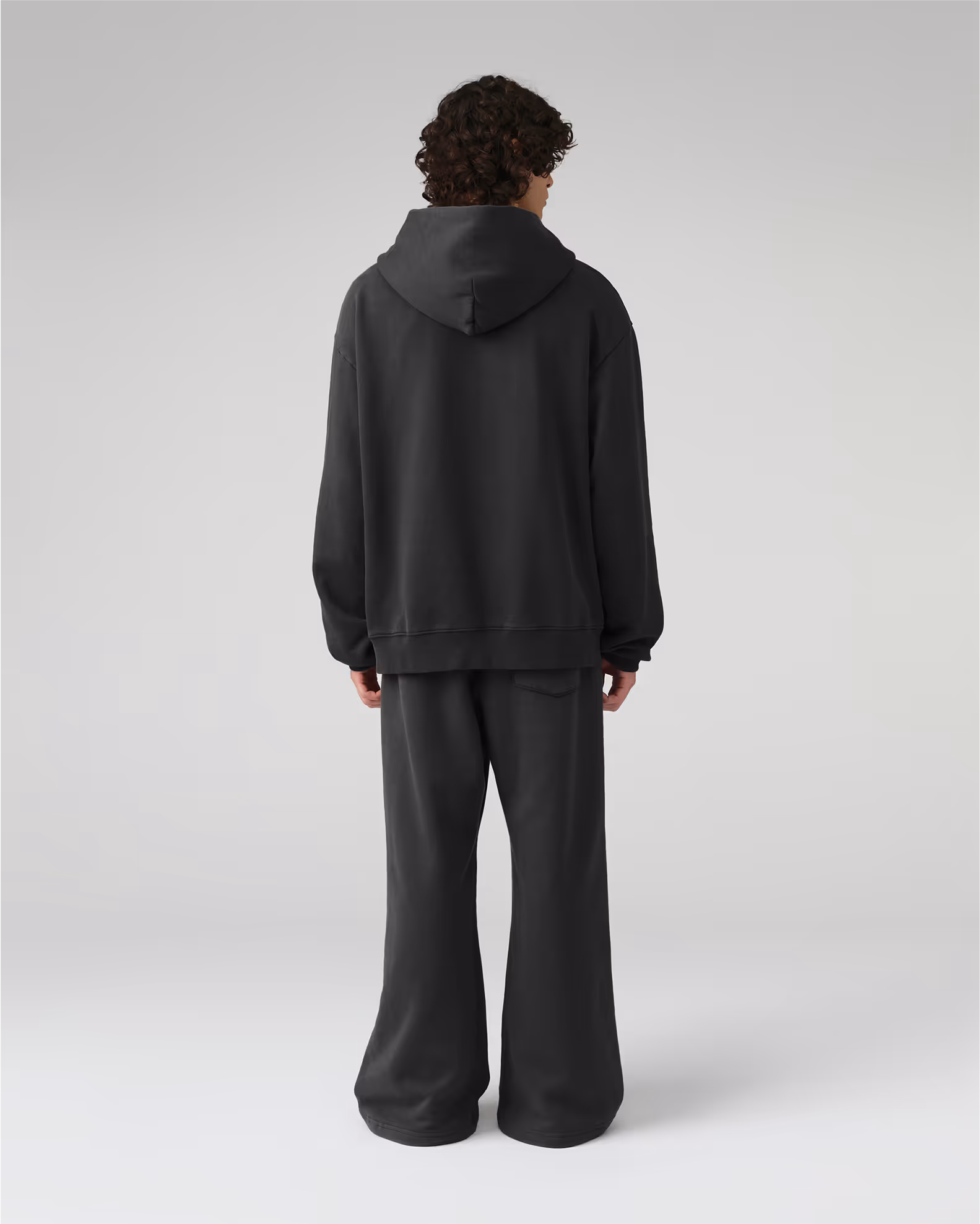 The essential zip-up reimagined with both practicality and style through a full-length zipper and kangaroo pocket. Crafted from our heavyweight organic cotton brushed fleece with an enzyme finish.