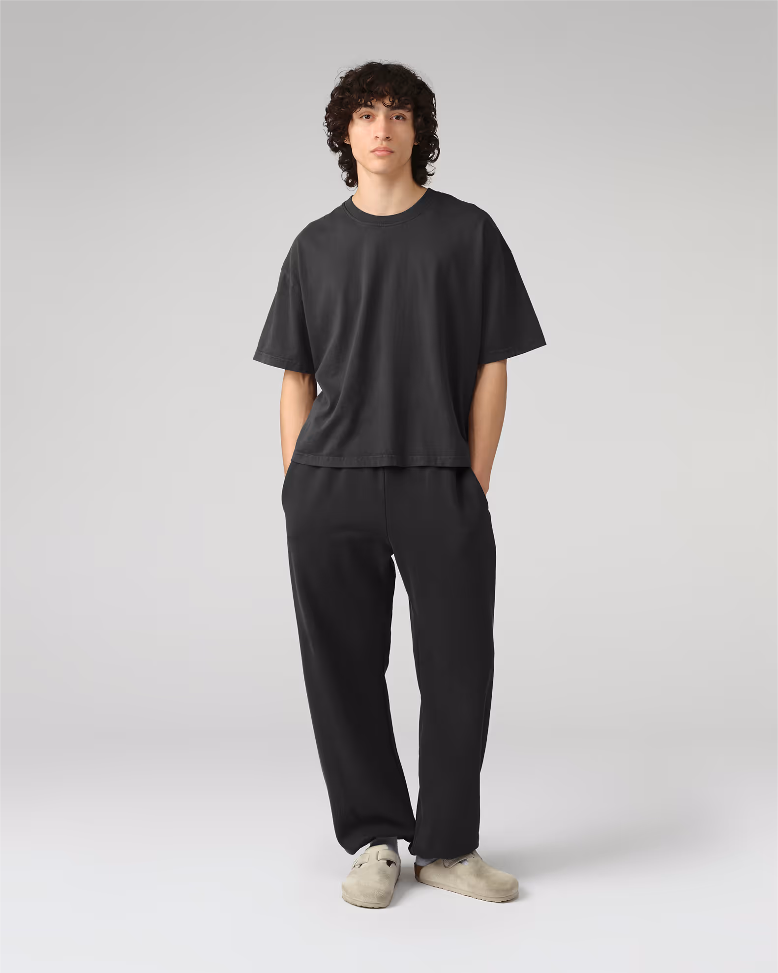 The quintessential jogger elevated through thoughtful proportions and natural rubber for the waistband and ankle cuffs. Crafted from our heavyweight organic cotton fleece with natural rubber replacements for the waistband and ankle cuffs.