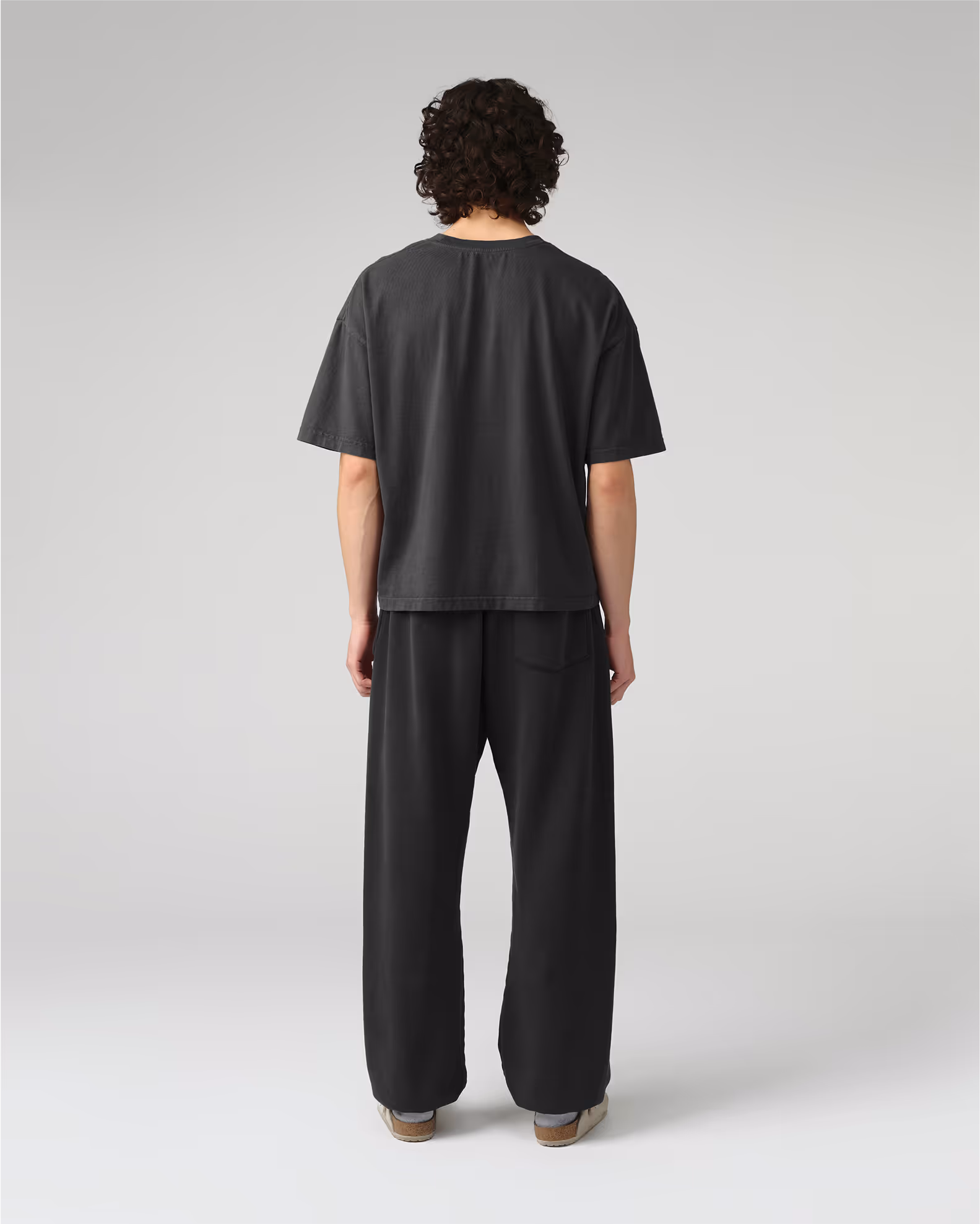 The quintessential jogger elevated through thoughtful proportions and natural rubber for the waistband and ankle cuffs. Crafted from our heavyweight organic cotton fleece with natural rubber replacements for the waistband and ankle cuffs.