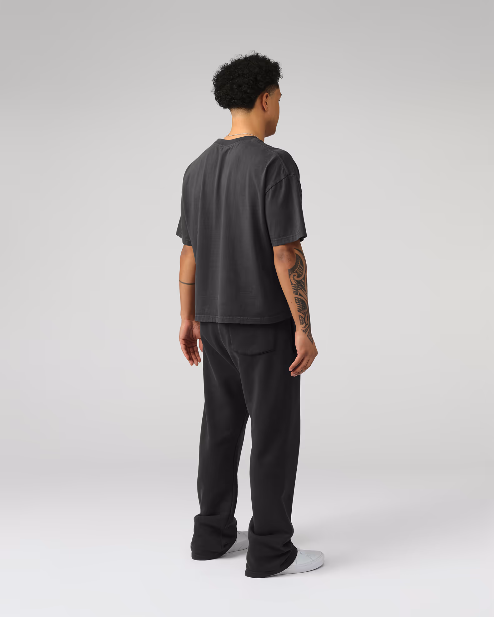 A contemporary interpretation of sweatpants with an uncuffed, straight-leg silhouette for timeless versatility. Crafted from our heavyweight organic cotton fleece with natural rubber replacement for the waistband.