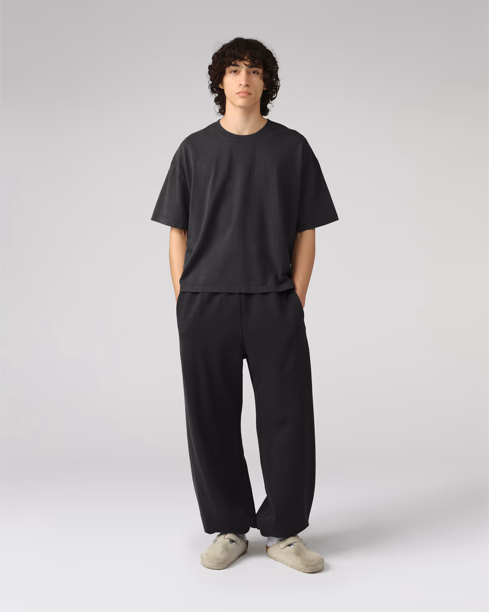 The classic jogger with wider proportions for a relaxed fit. Crafted from our heavyweight organic cotton fleece with natural rubber replacements for the waistband and ankle cuffs.