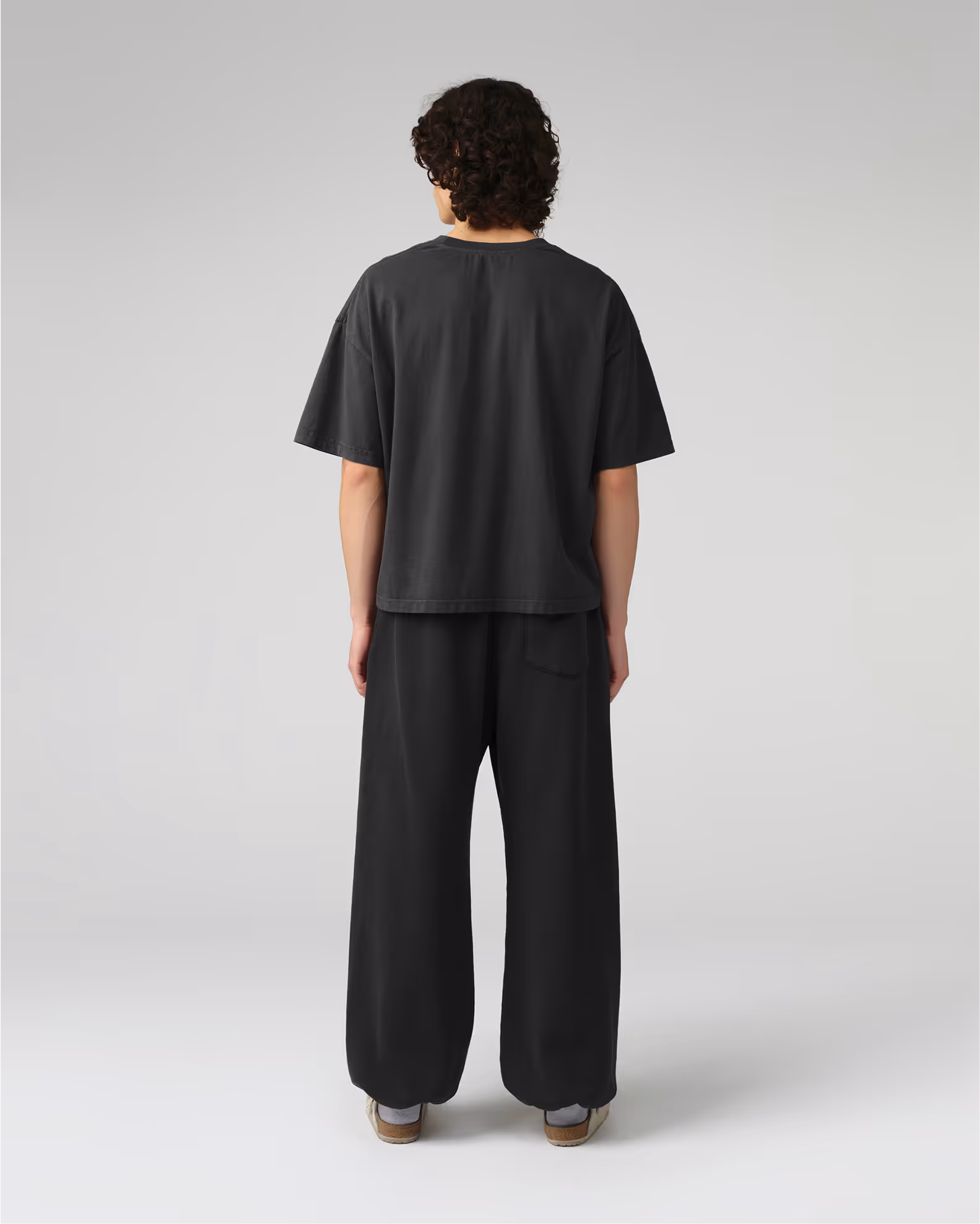 The classic jogger with wider proportions for a relaxed fit. Crafted from our heavyweight organic cotton fleece with natural rubber replacements for the waistband and ankle cuffs.