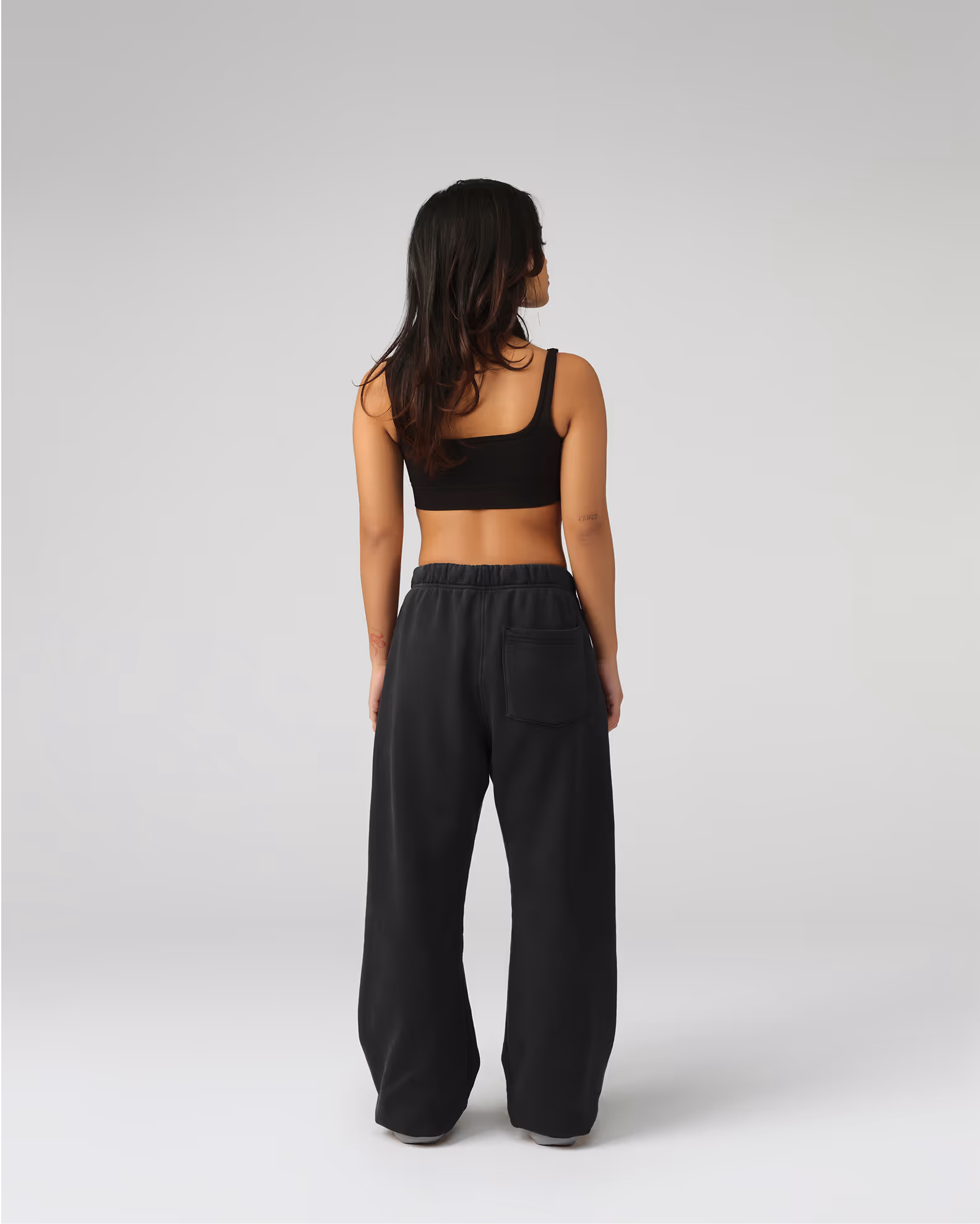 The classic jogger with wider proportions for a relaxed fit. Crafted from our heavyweight organic cotton fleece with natural rubber replacements for the waistband and ankle cuffs.