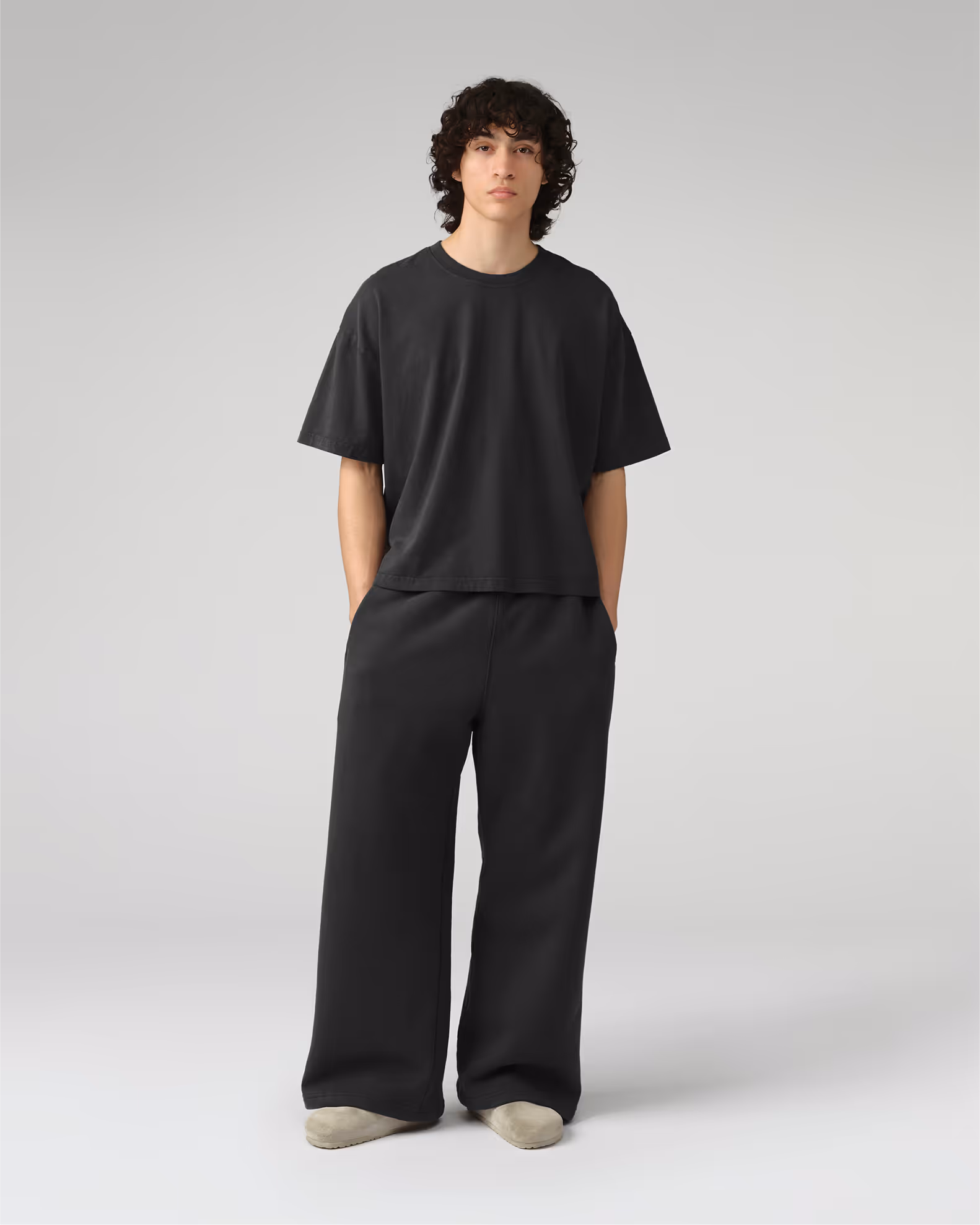 An expansive, uncuffed silhouette that maximizes volume for bold, contemporary styling. Crafted from our heavyweight organic cotton fleece with natural rubber replacement for the waistband.